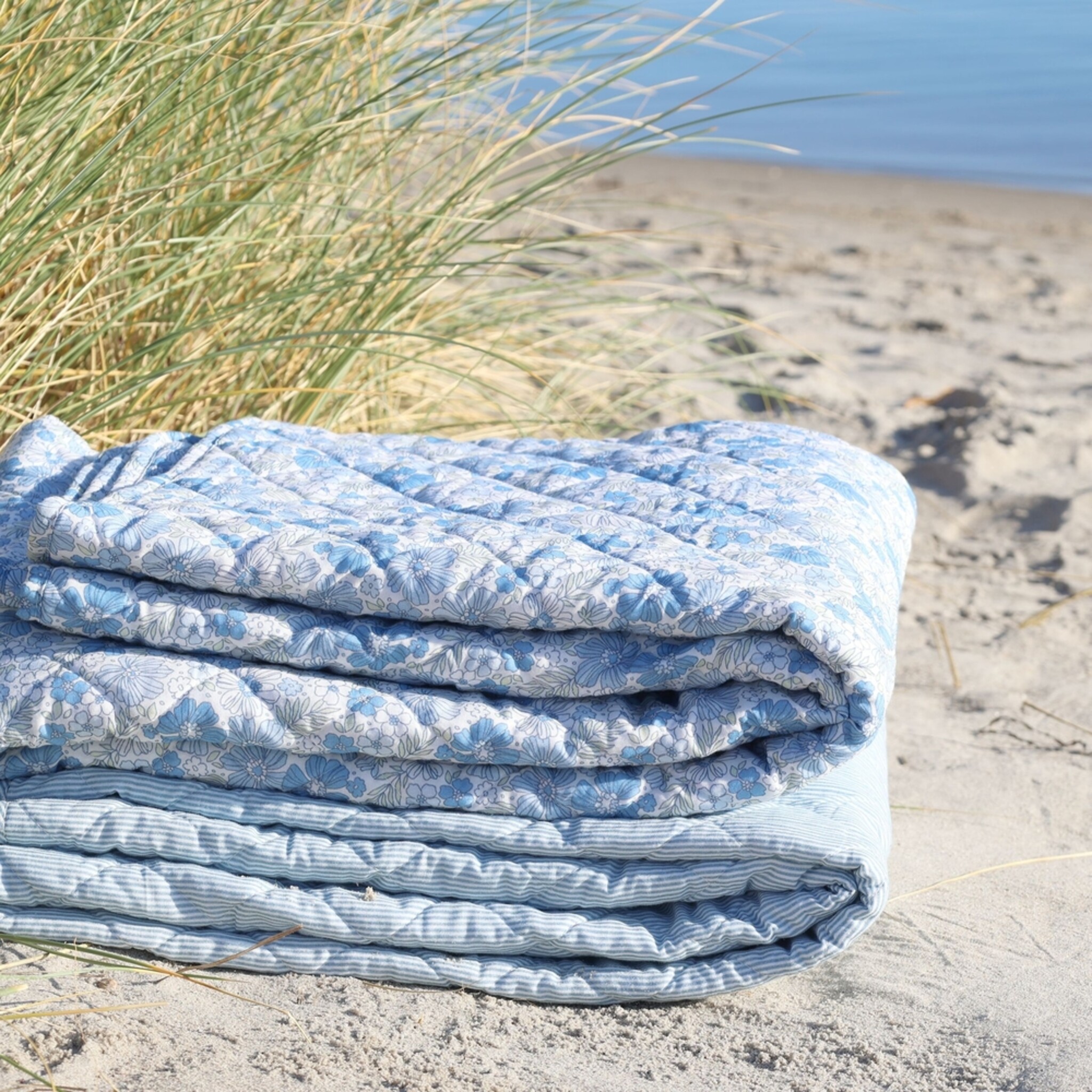 Chic Antique Aix Quilt mit Blumenmuster, blau, sky blue 