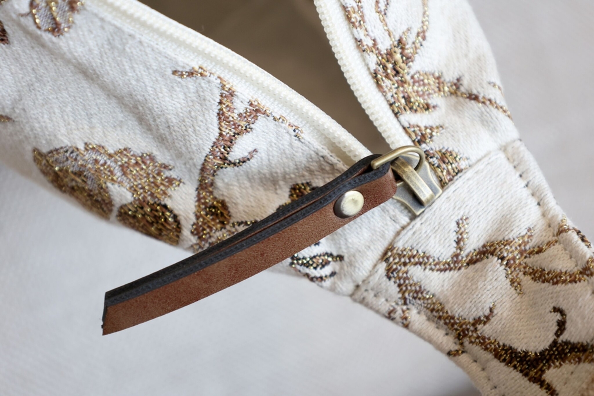 Chic Antique Gürteltasche Anniversary, creme 