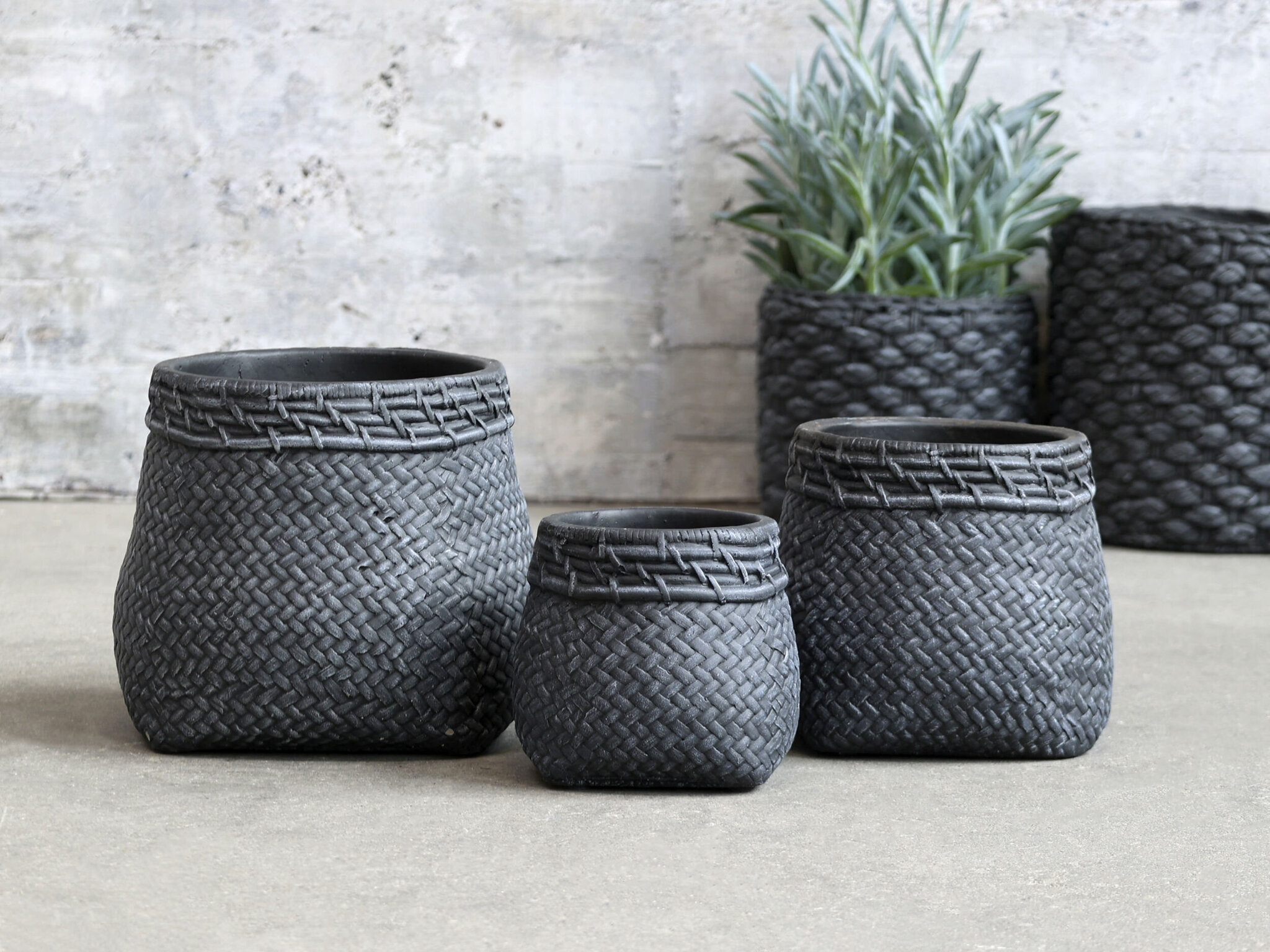 Blumentopf Corte mit Flechtmuster am Rand, antique kohle 