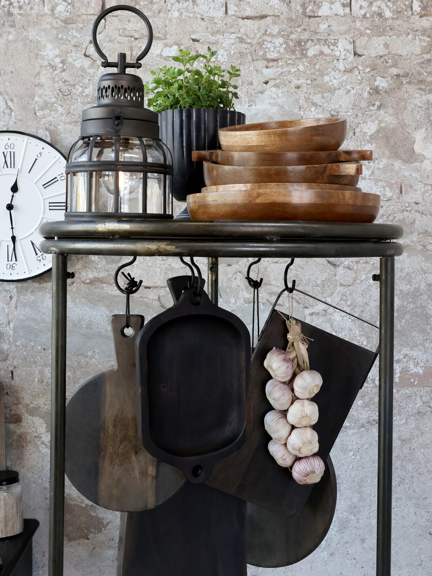 Display auf Rädern mit 3 Regalen und 3 Holzkisten, schwarz 