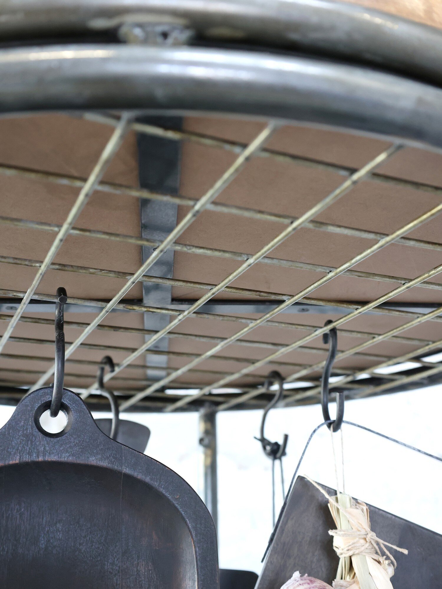 Display auf Rädern mit 3 Regalen und 3 Holzkisten, schwarz 