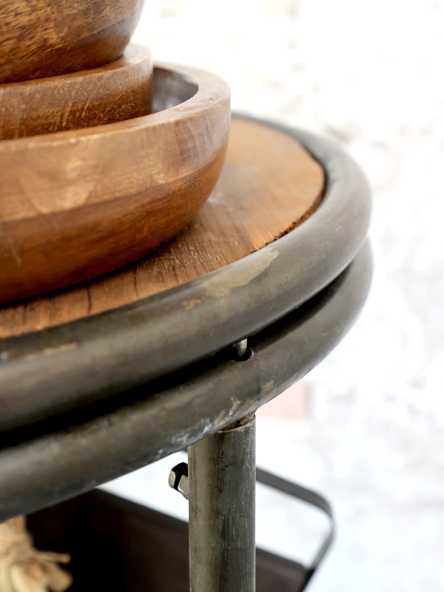 Display auf Rädern mit 3 Regalen und 3 Holzkisten, schwarz 