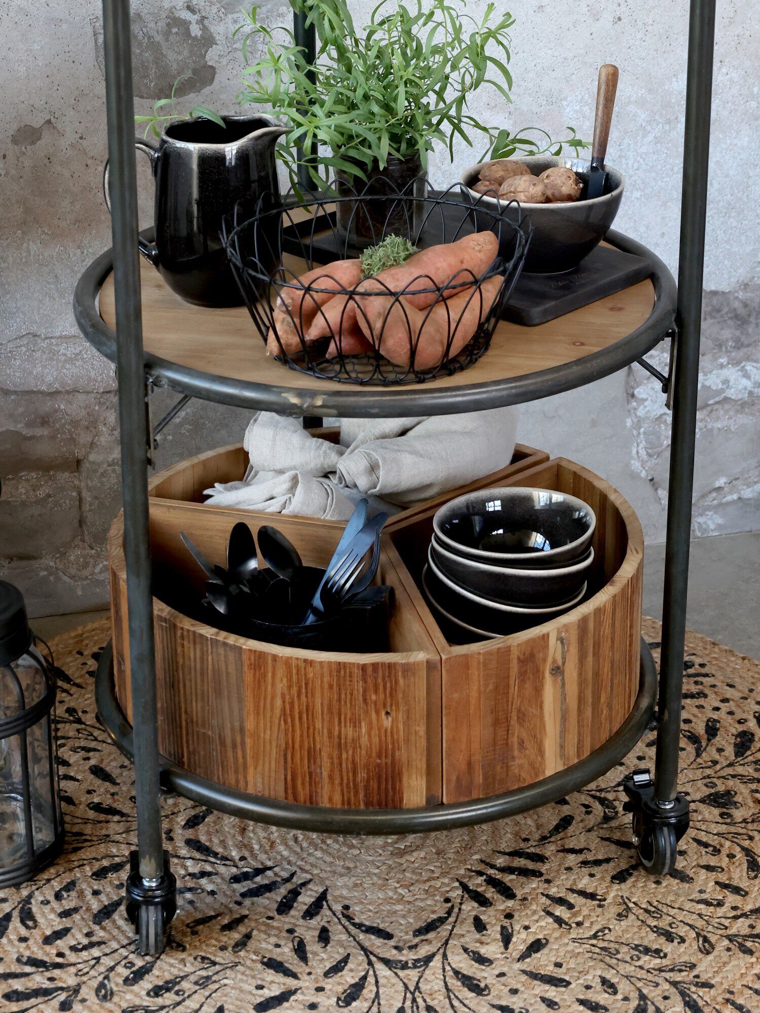 Display auf Rädern mit 3 Regalen und 3 Holzkisten, schwarz 