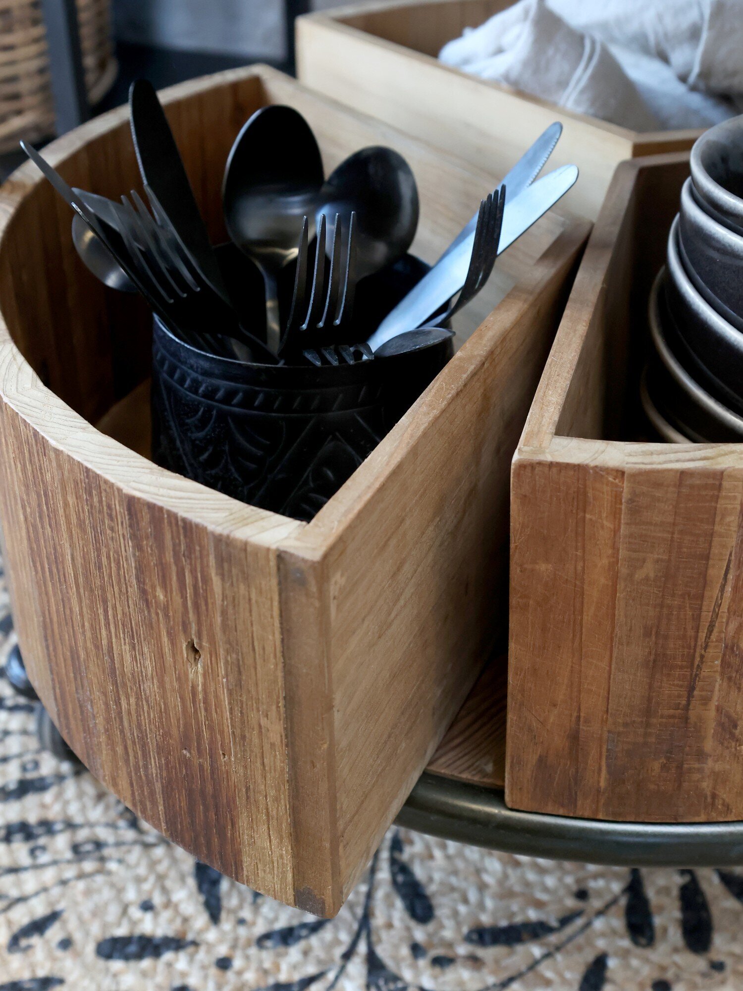 Display auf Rädern mit 3 Regalen und 3 Holzkisten, schwarz 