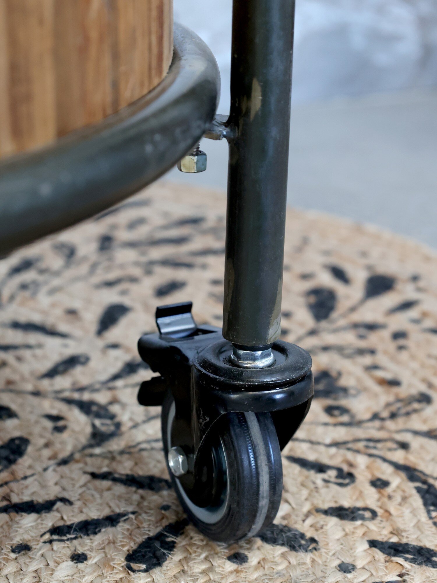 Display auf Rädern mit 3 Regalen und 3 Holzkisten, schwarz 