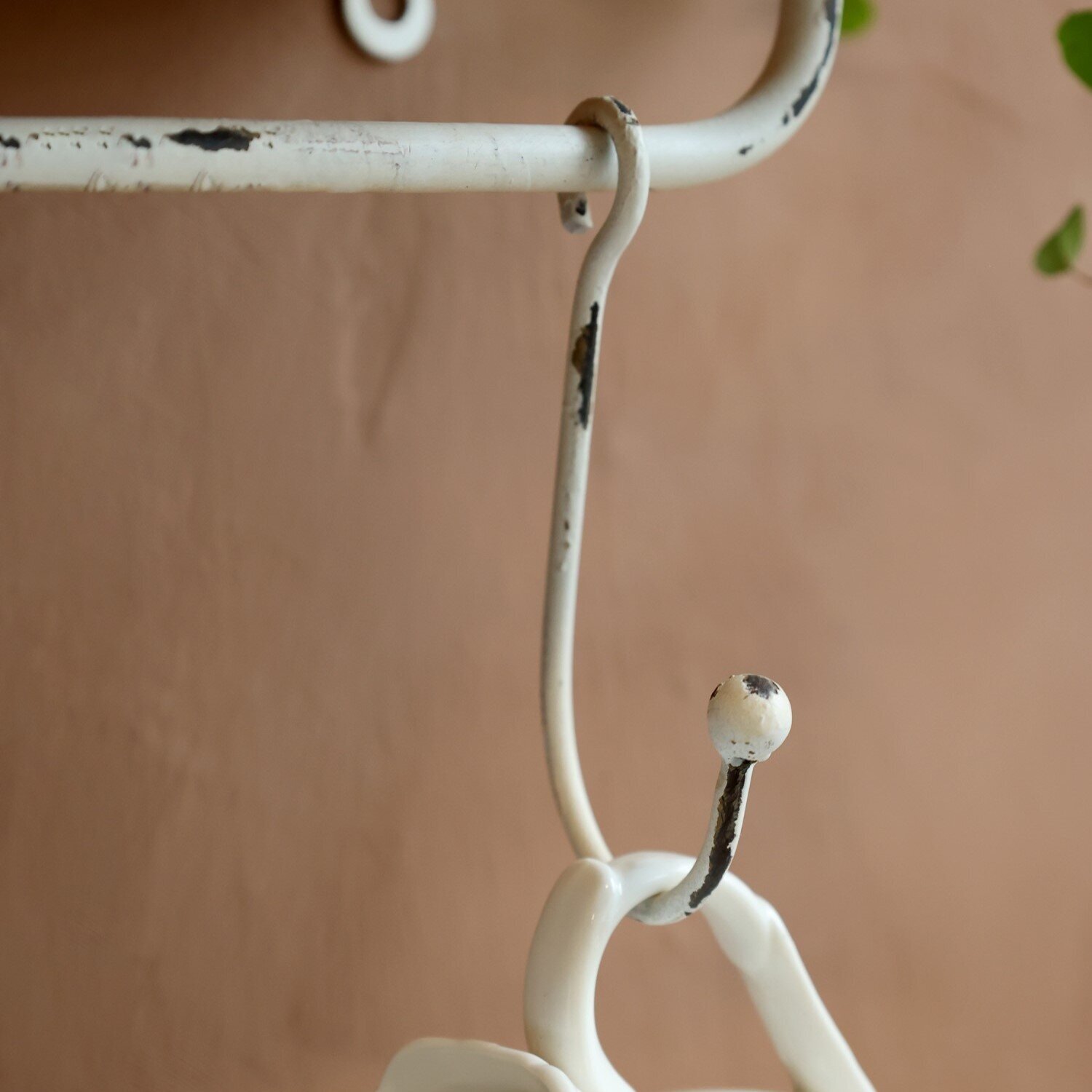 Eisen Regalbrett mit Haken, antique creme