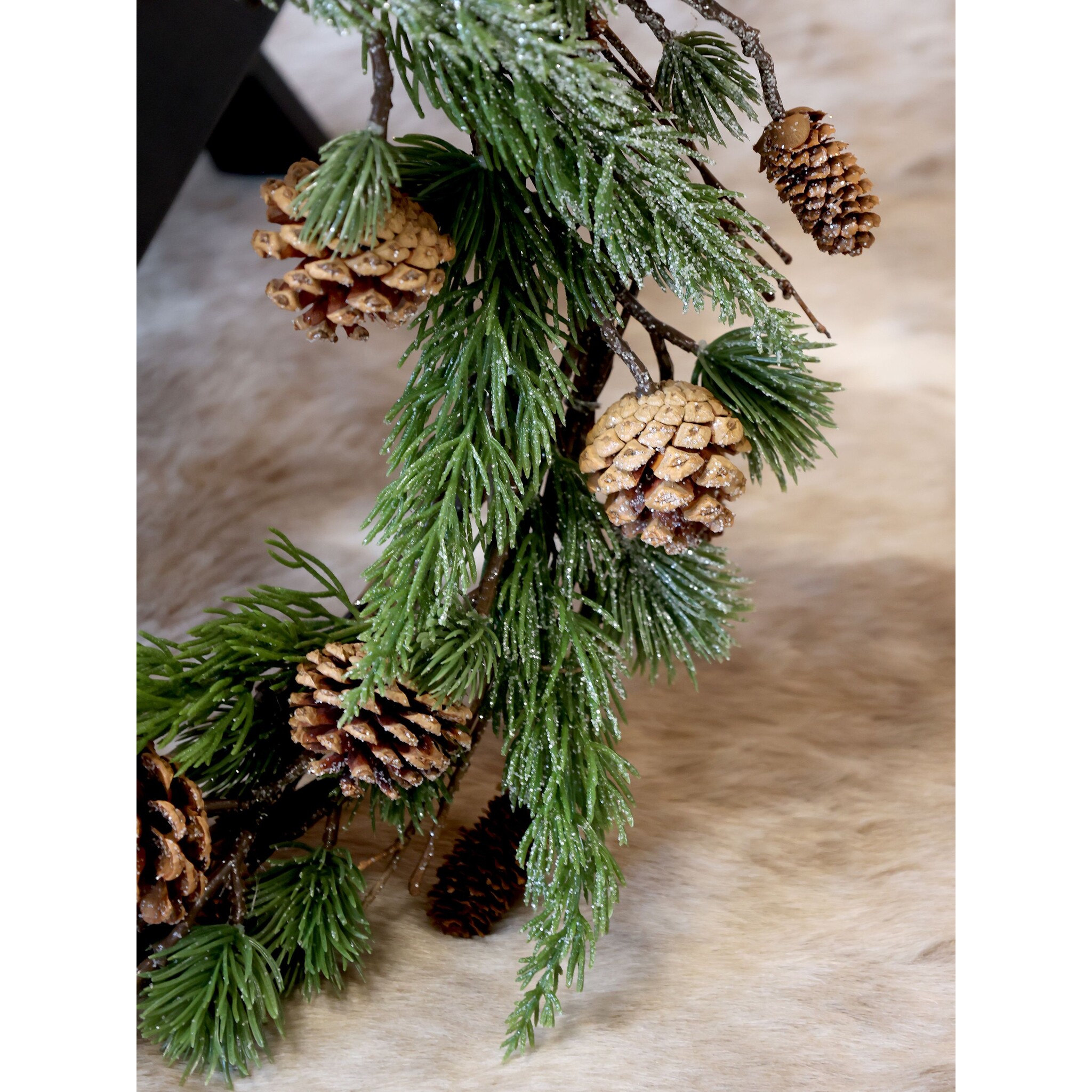 Fleur Kranz aus Zweigen mit Zapfen, grün