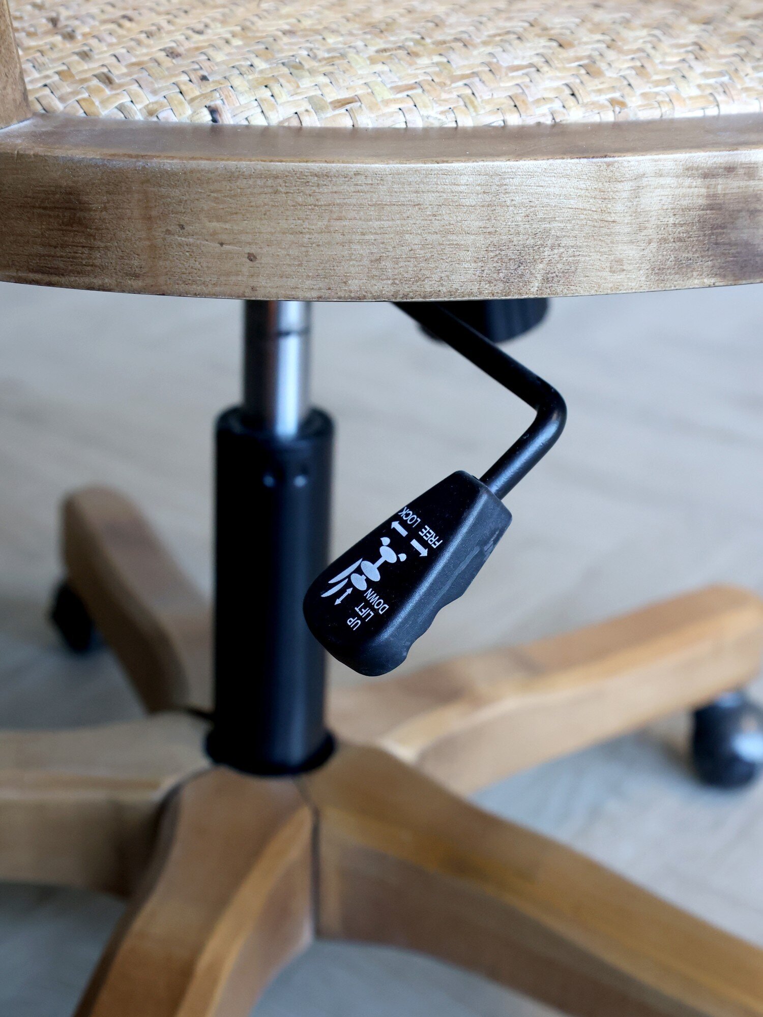 Französischer Bürostuhl mit Geflechtsitz, natur 