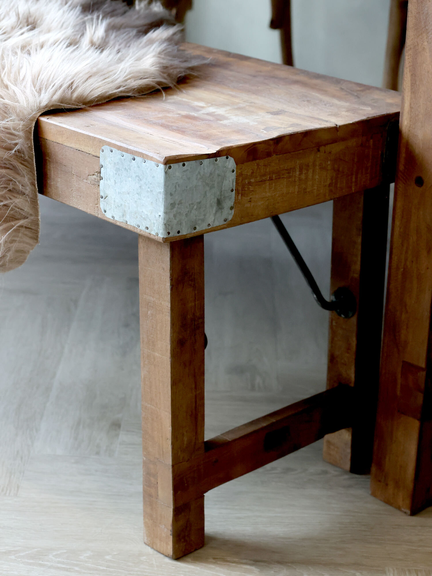 Grimaud Holz Bank mit Metallbeschlägen, natur 