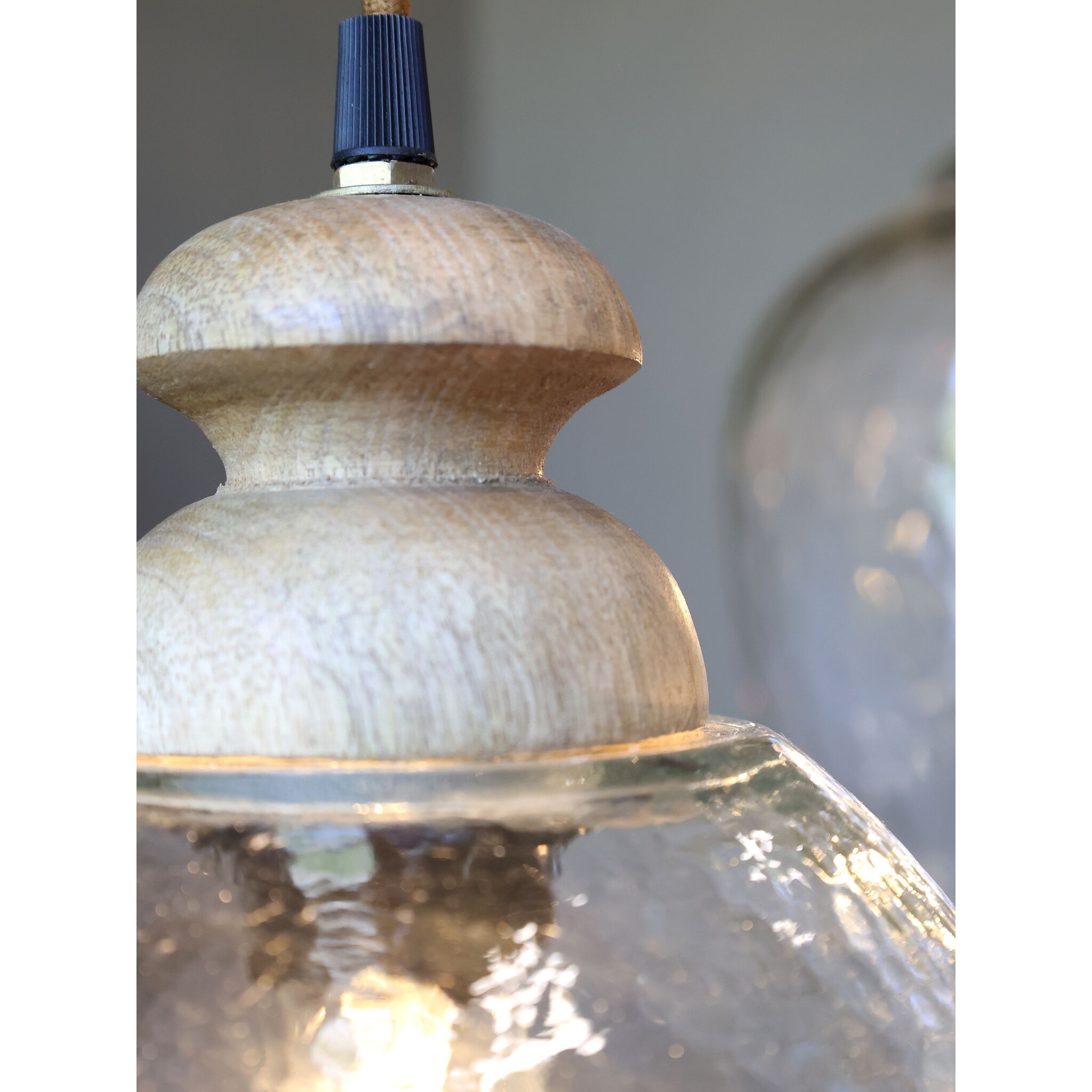 Hängelampe, Lampe mit Holzzierhülse,