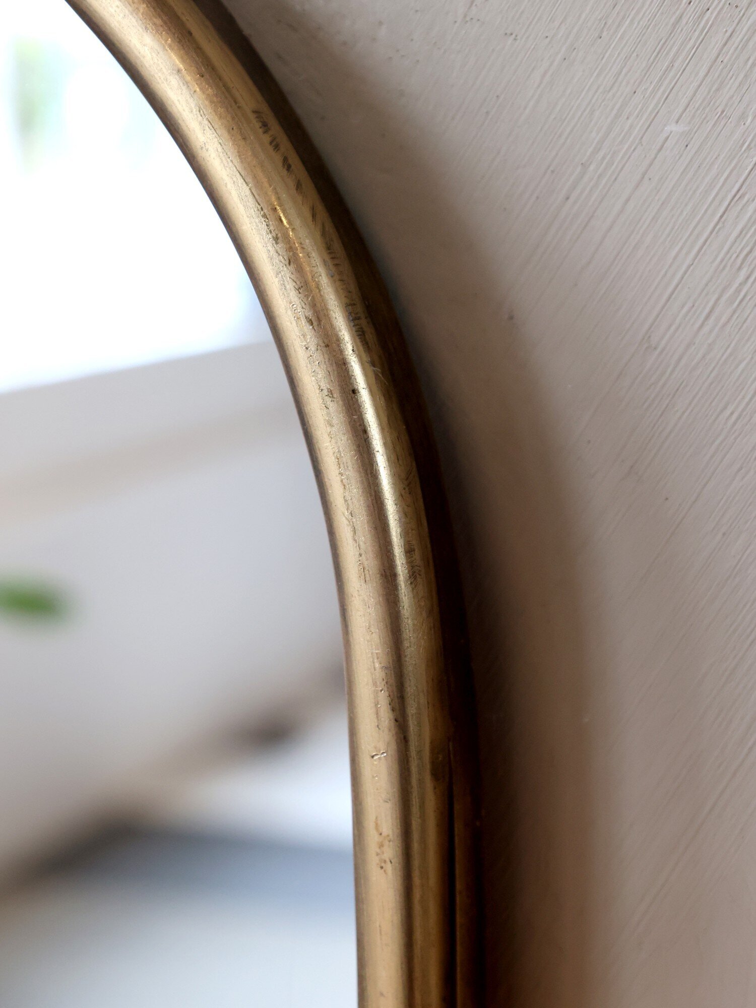 Halbrunder Spiegel mit Holz-Regal, messing 