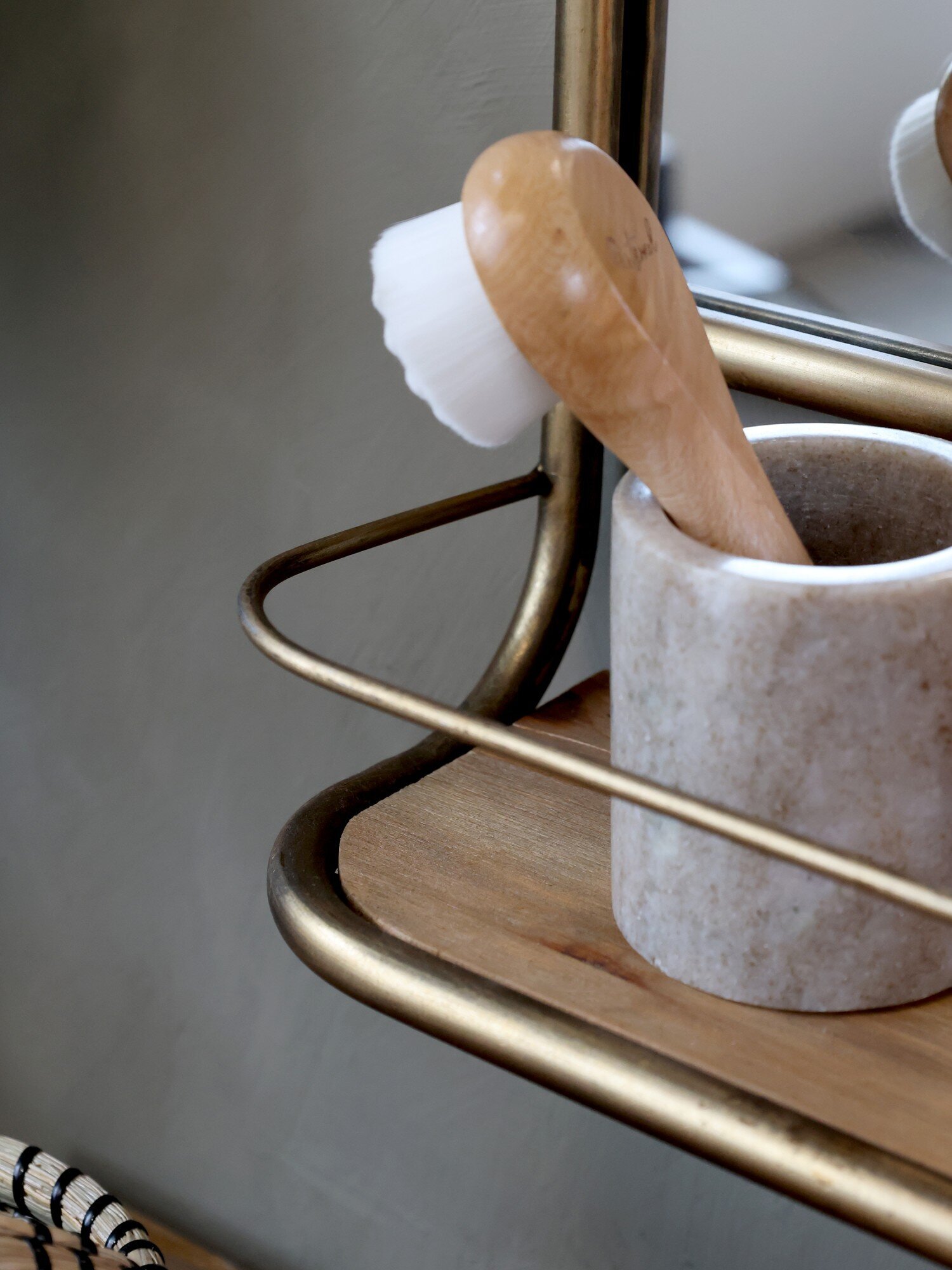 Halbrunder Spiegel mit Holz-Regal, messing 