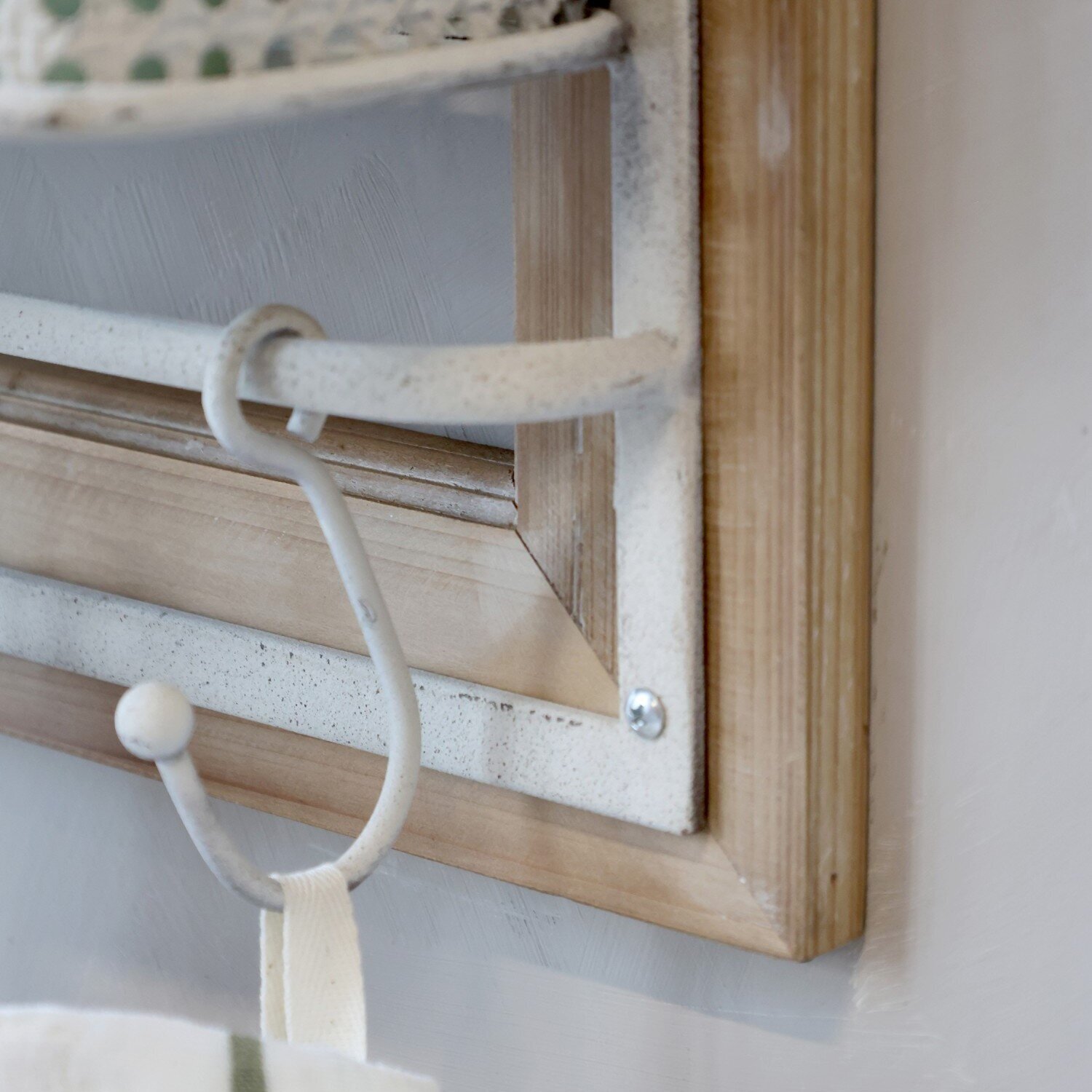 Halter mit Haken und Korb, antique creme 