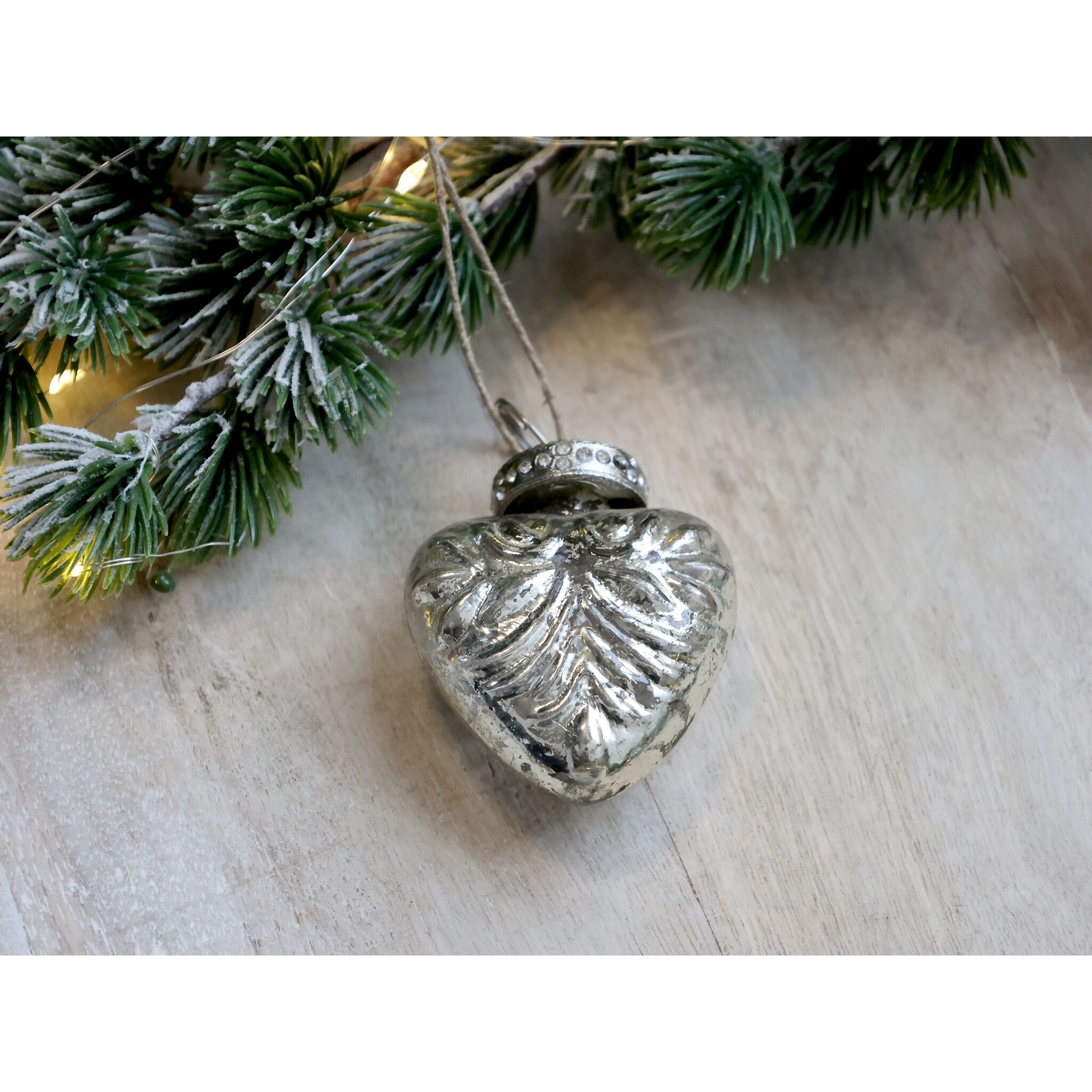 Weihnachtlicher Herz Aufhänger mit Strasssteinen, bauernsilber Höhe 7,5, Länge: 5, Breite: 2 cm