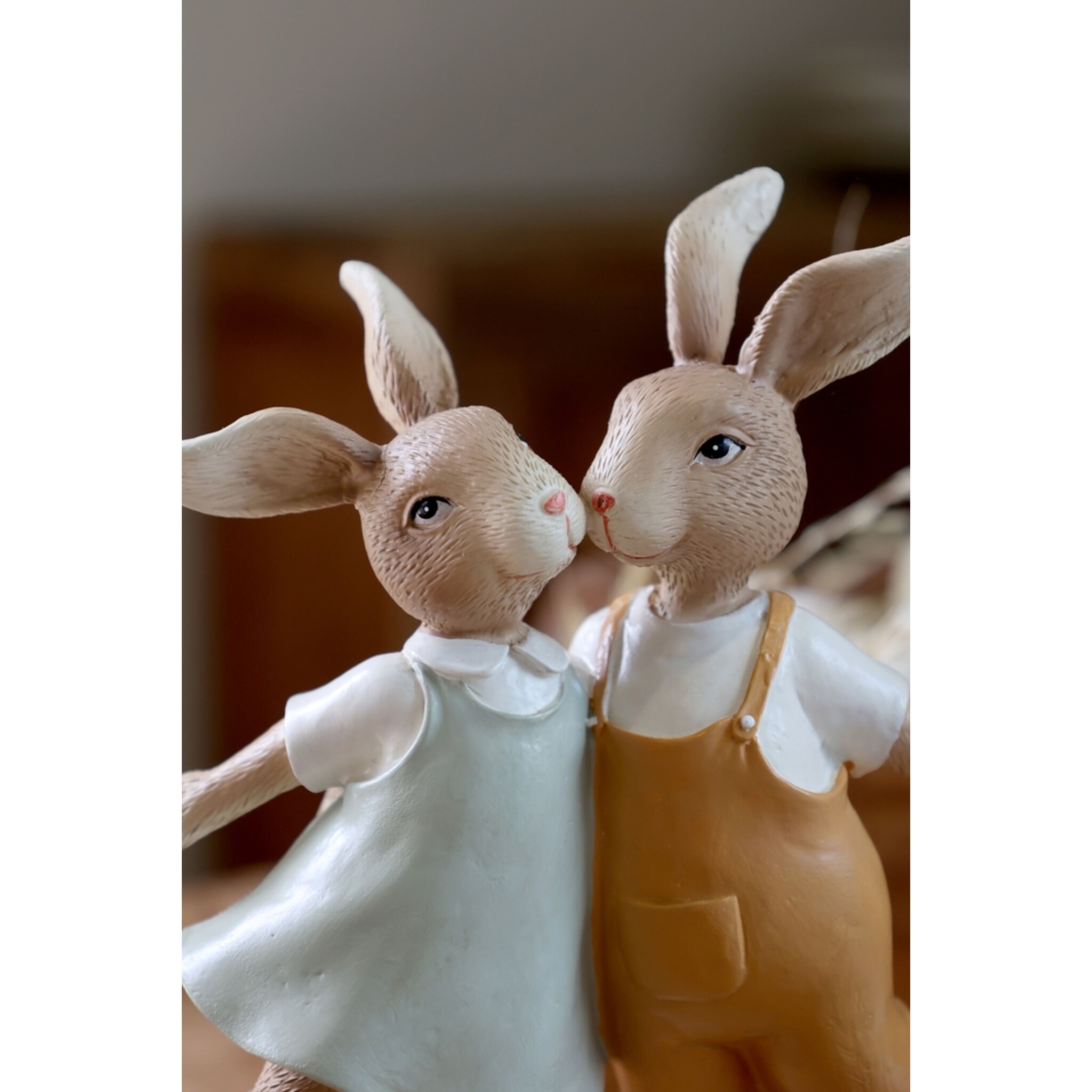 Kaninchenfigur mit Kleid & Hose, braun 