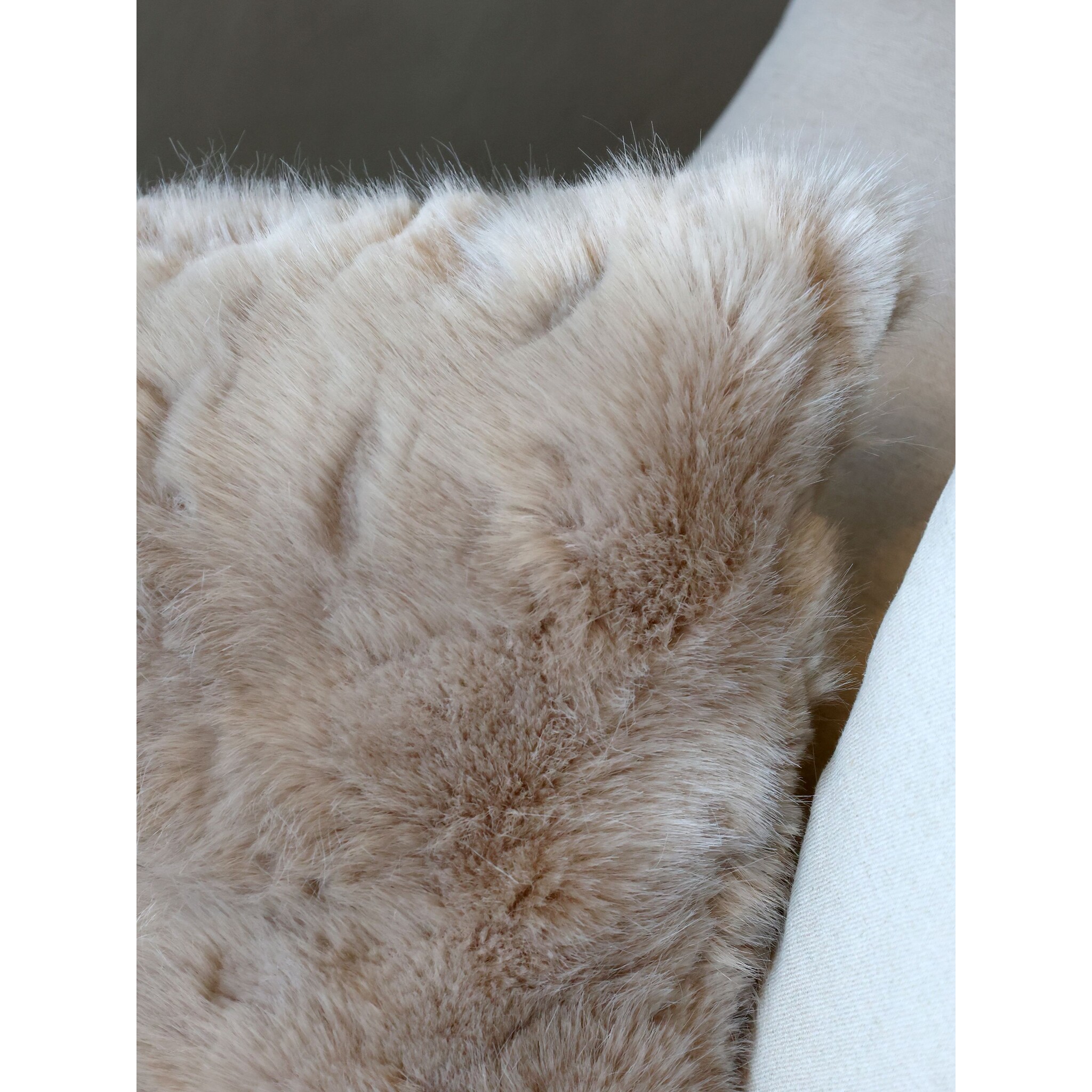 Kuscheliges Kissen aus Pelzimitat, latte 