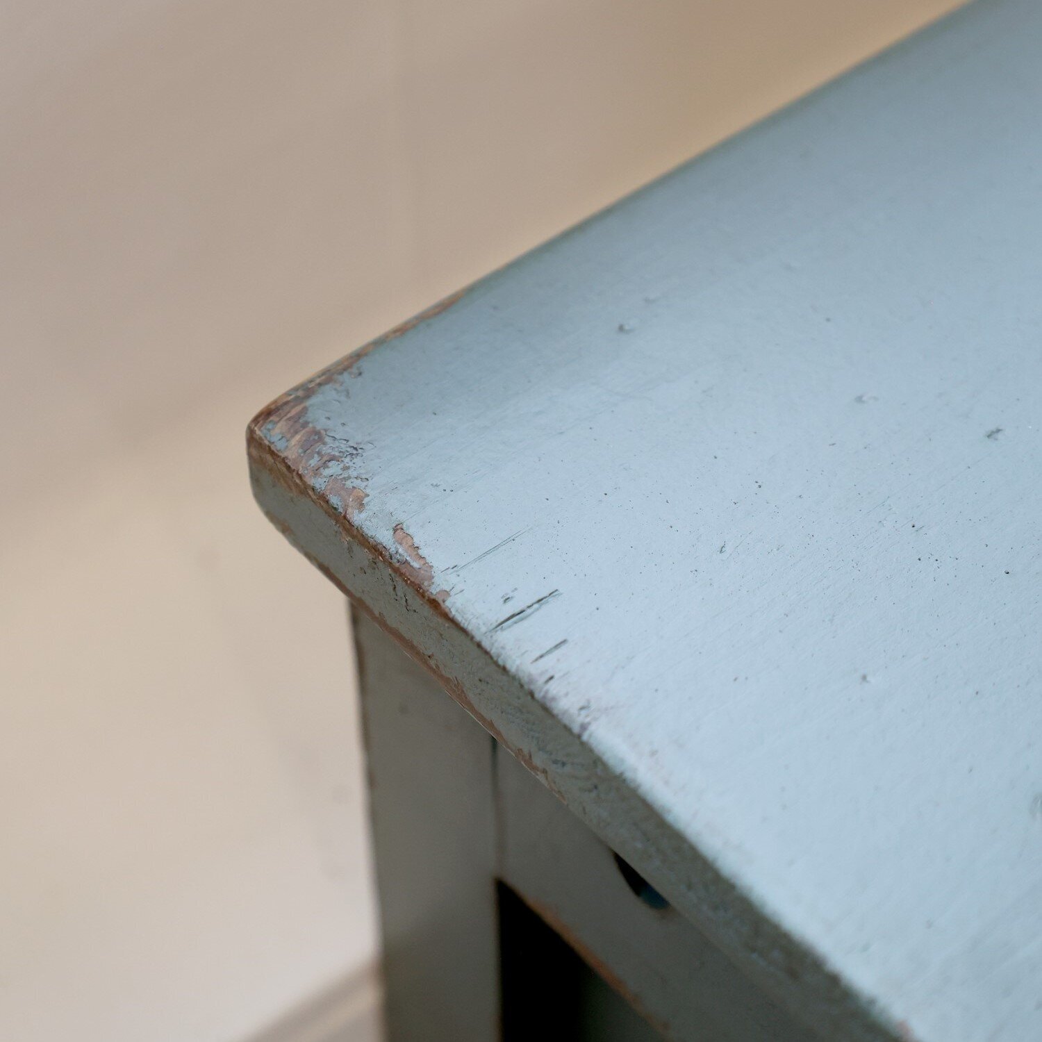 Schranktisch aus Tannenholz, opal 