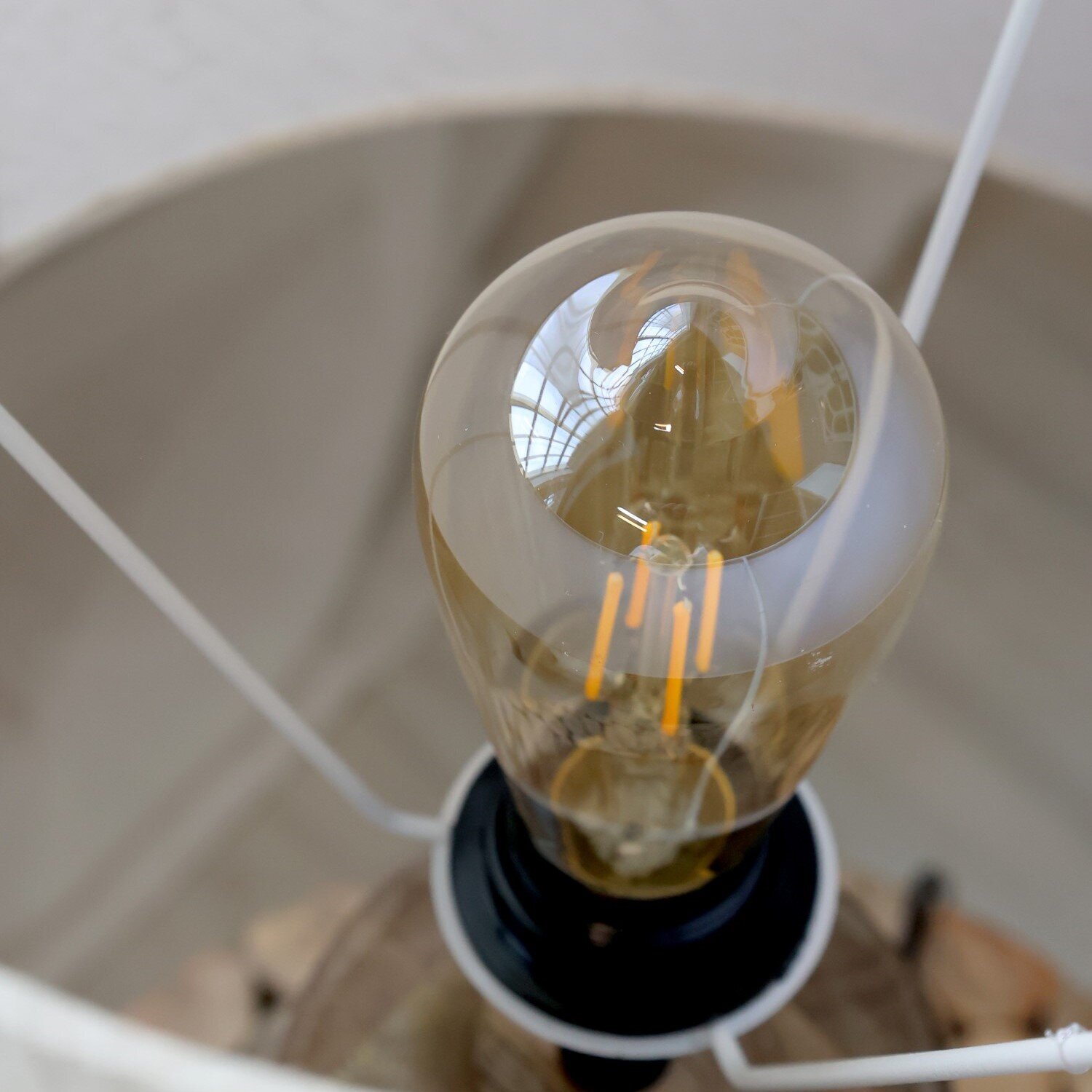 Tischlampe mit Holzfuss und Lampenschirm, natur 