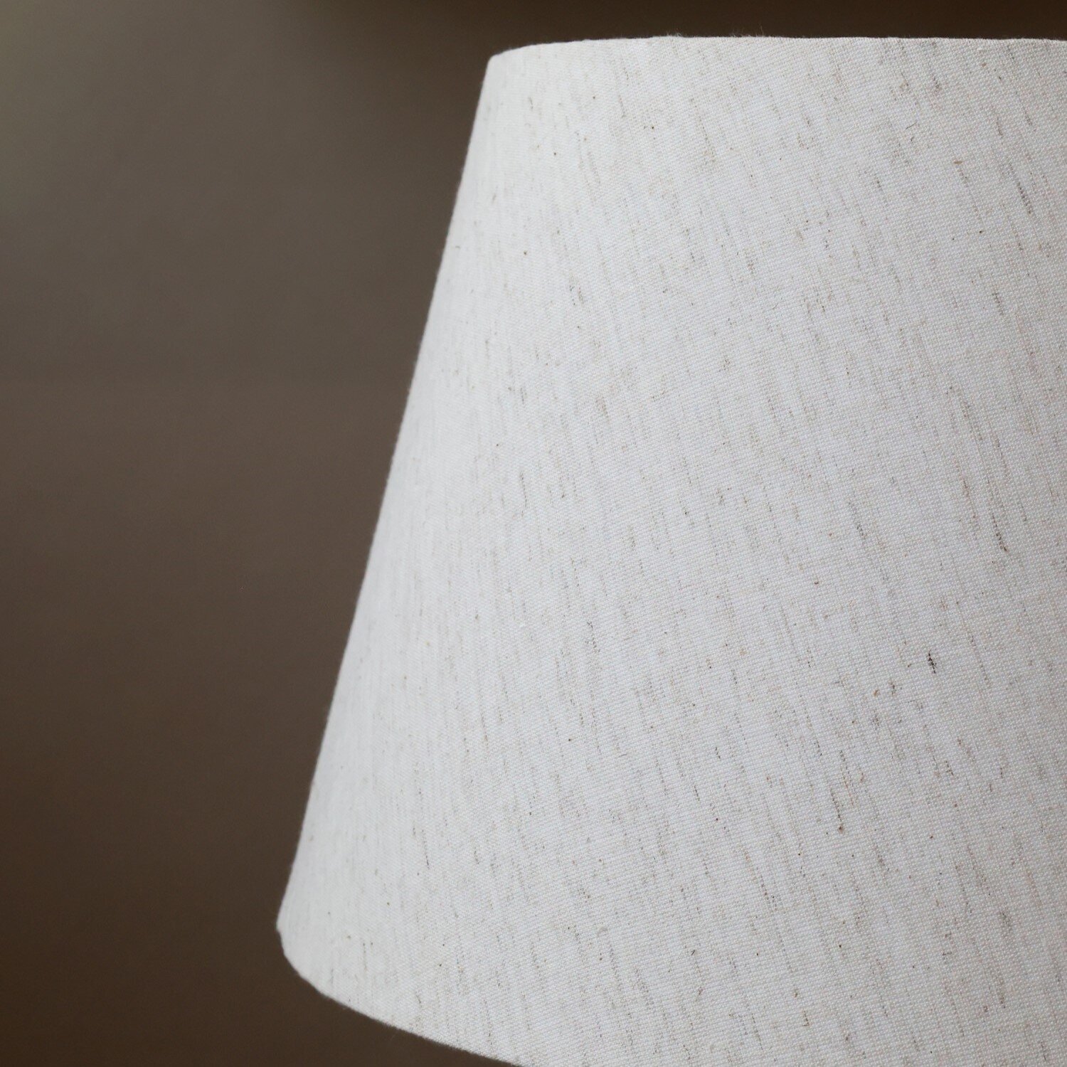 Tischlampe mit Holzfuss und Lampenschirm, natur 