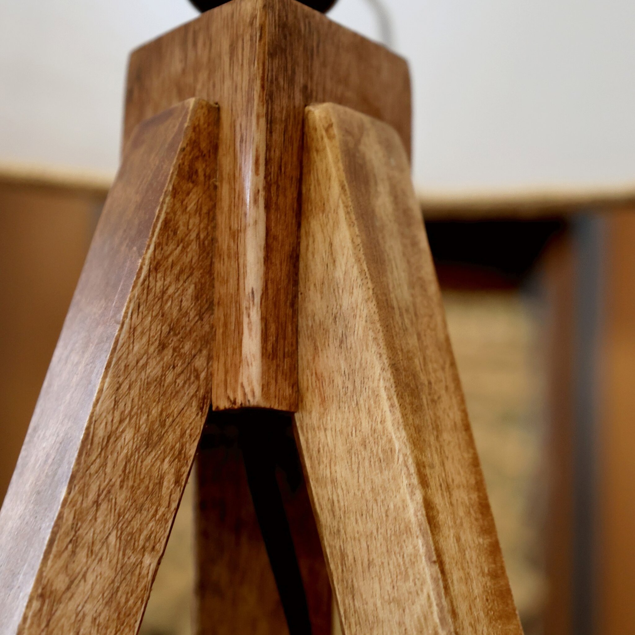 Tischlampe mit Holzfuss und Leinenschirm, natur 