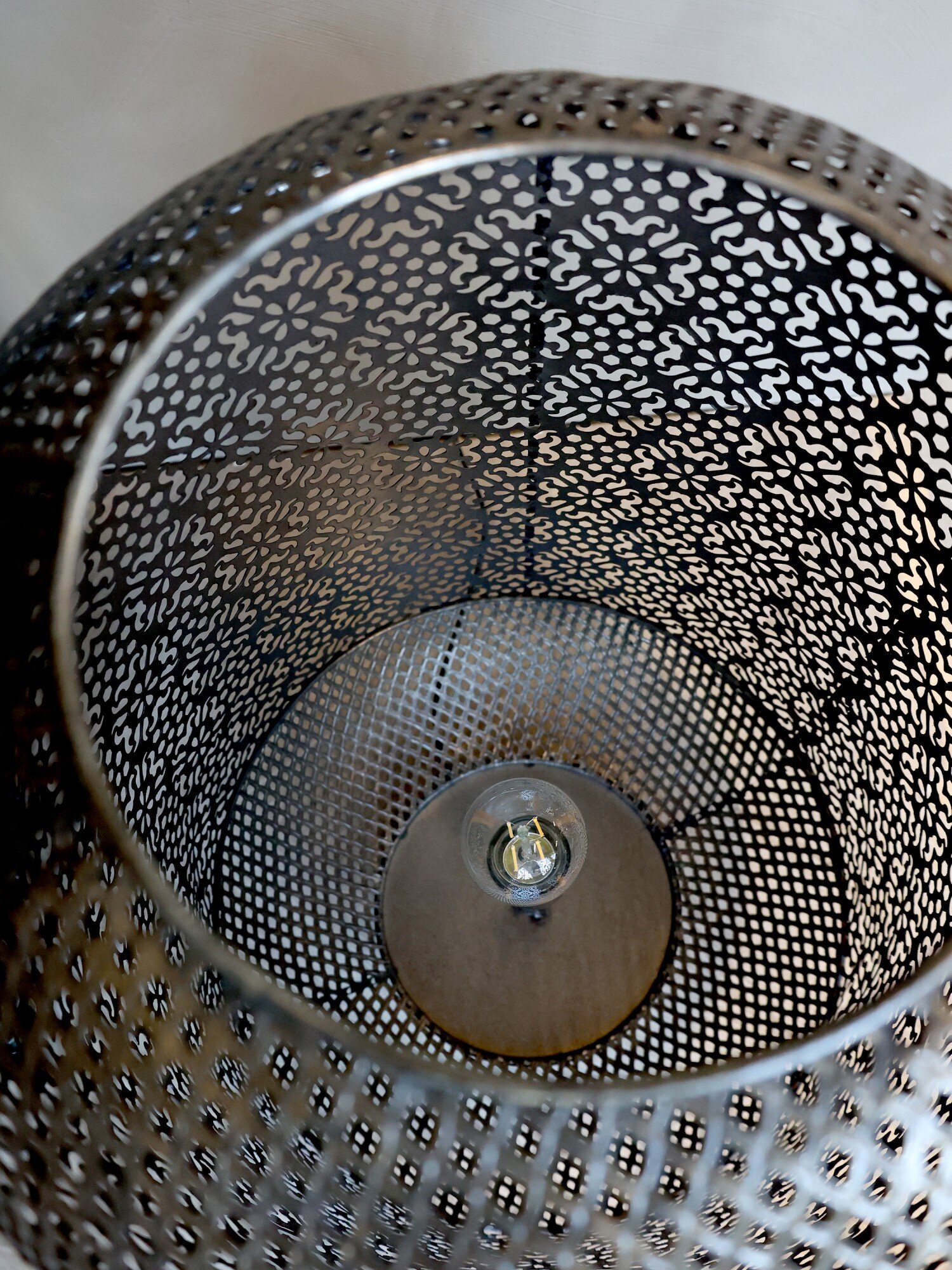 Vire Tischlampe mit Muster, bronze 