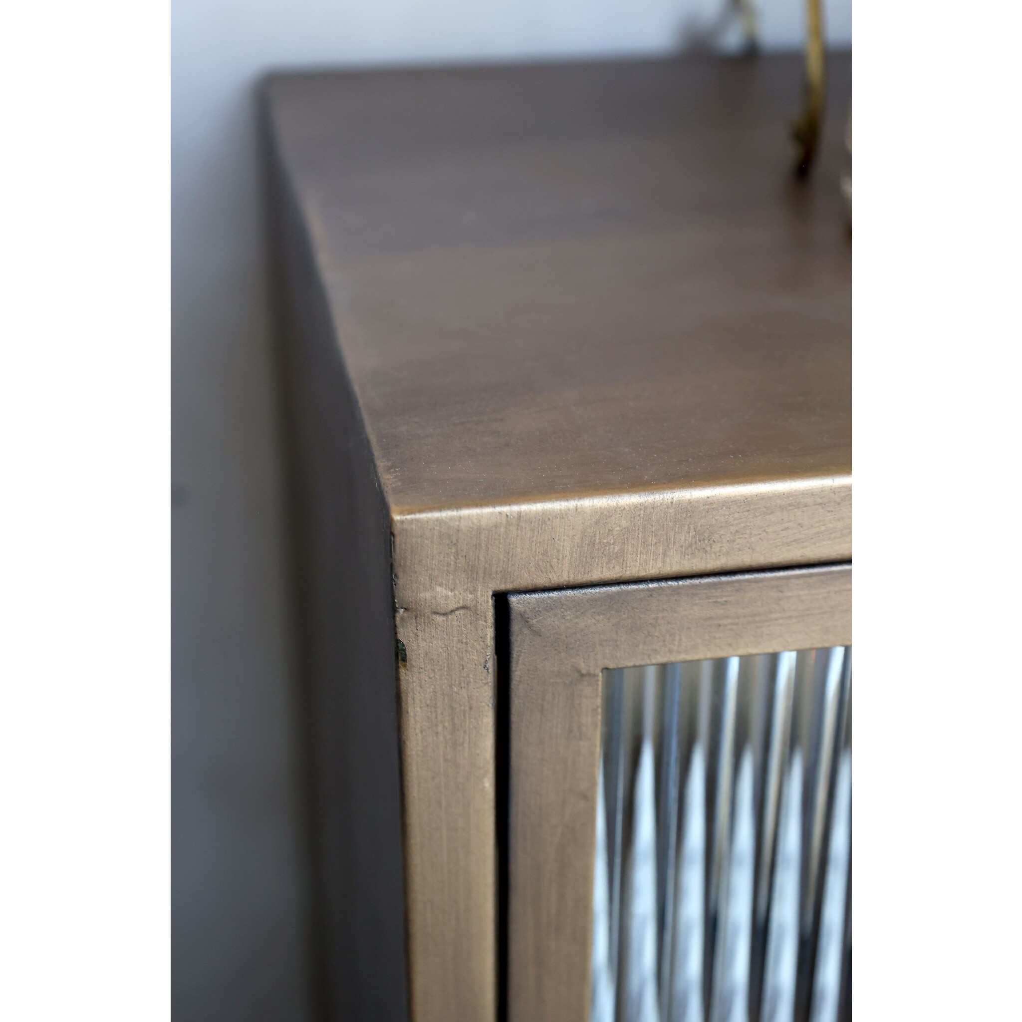 Vitrinenschrank mit 4 Glastüren, antique messing 