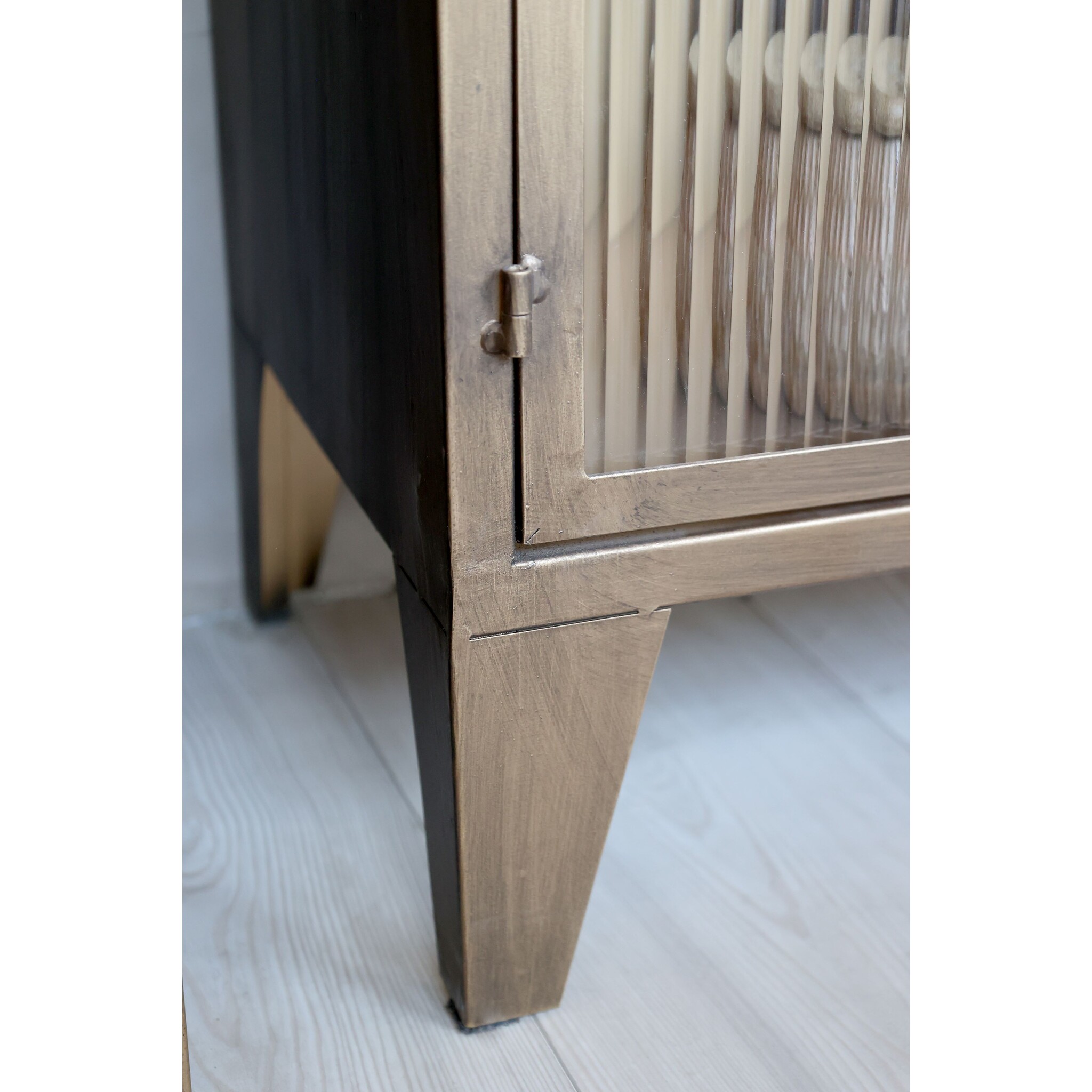 Vitrinenschrank mit 4 Glastüren, antique messing 