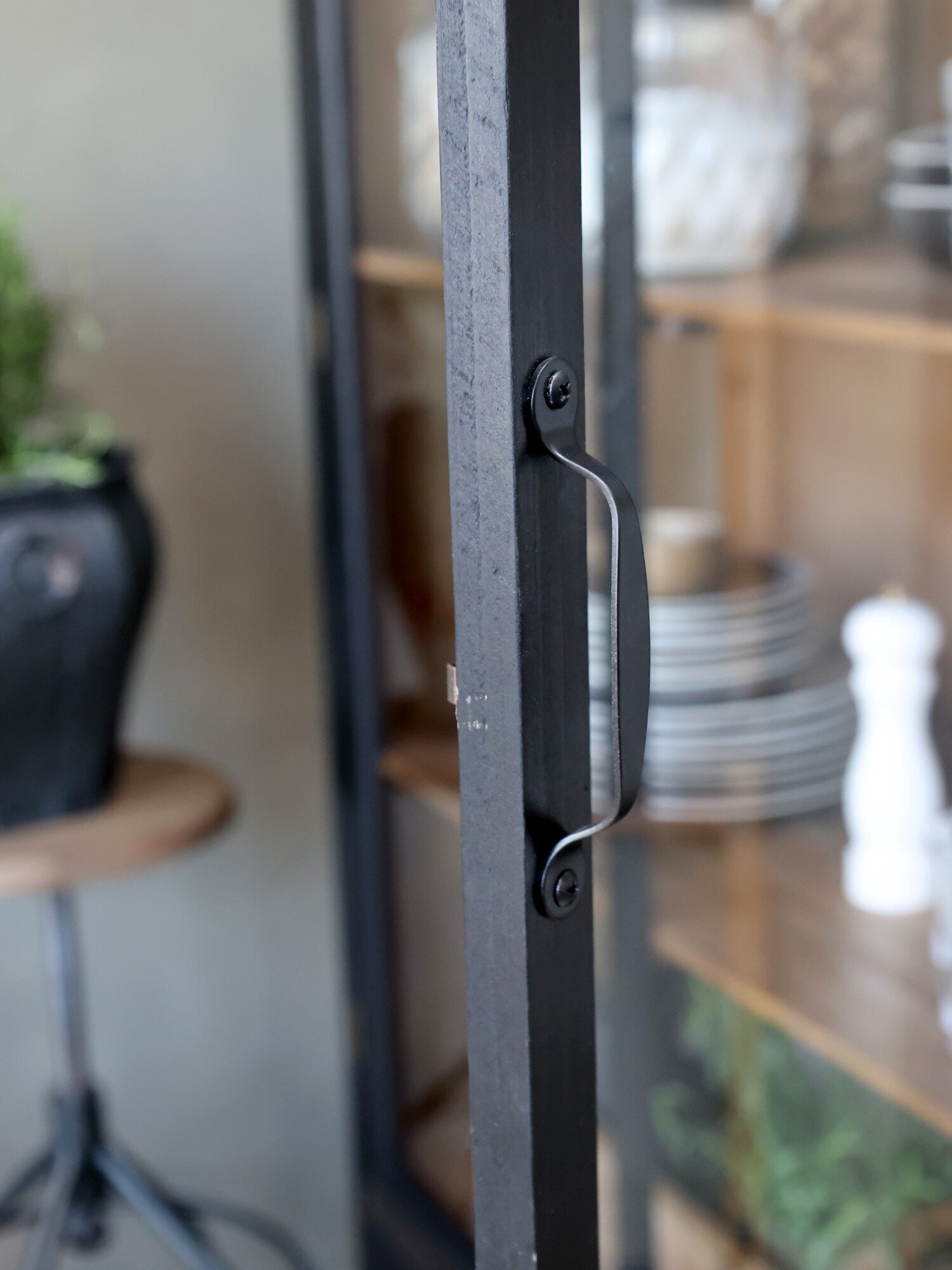 Vitrinenschrank mit Glastüren und Regalböden aus Holz, schwarz 