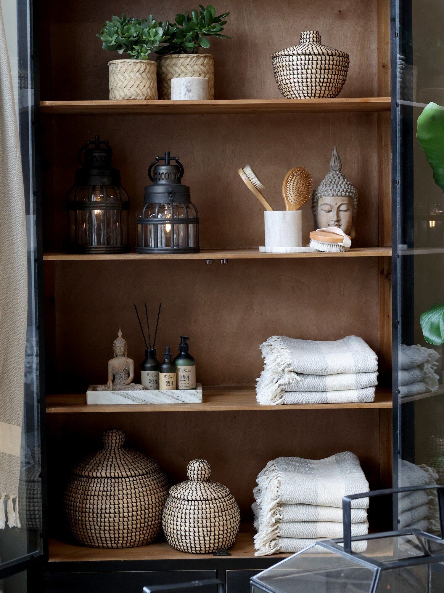 Vitrinenschrank mit Glastüren und Regalböden aus Holz, schwarz 