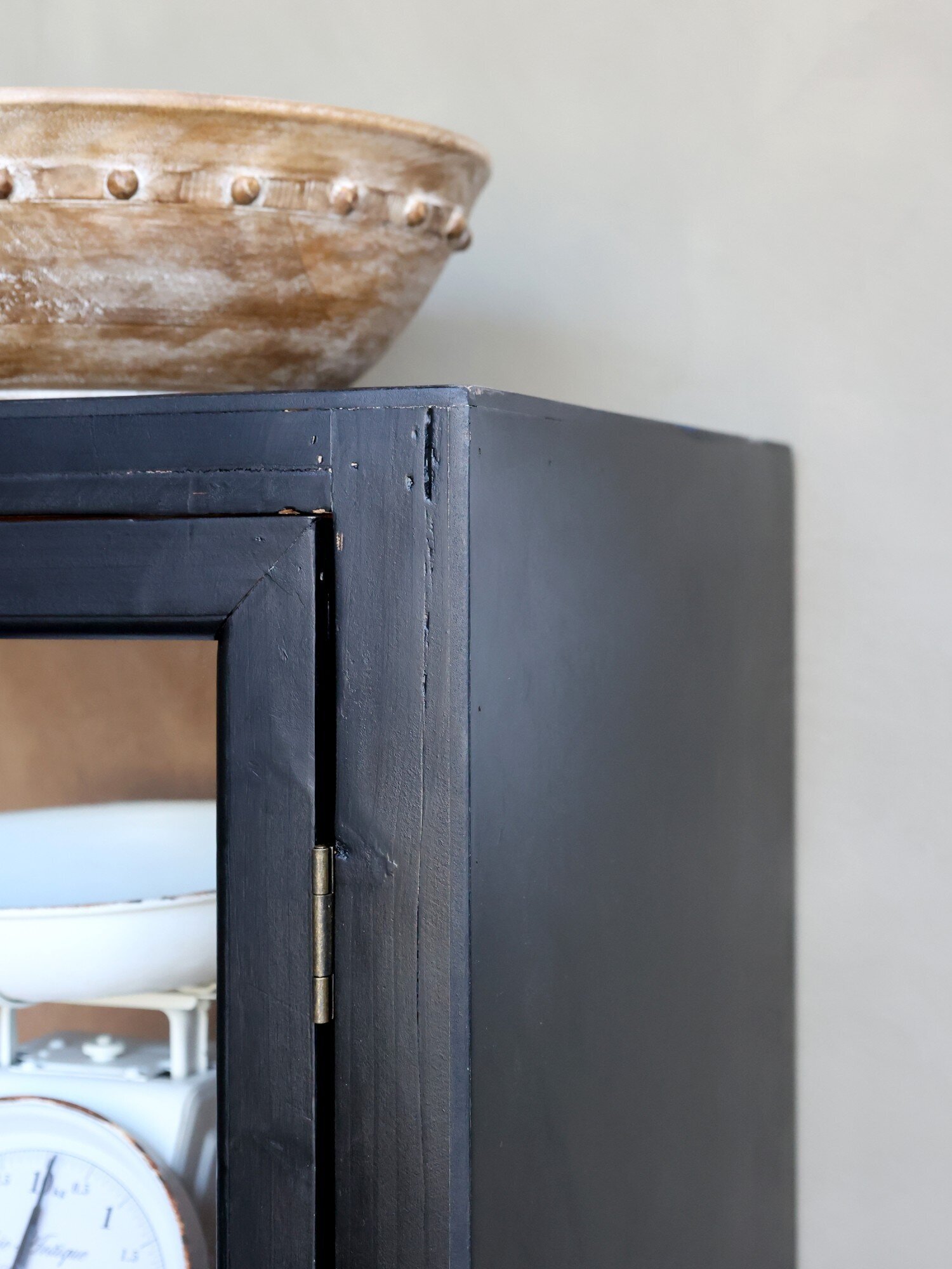 Vitrinenschrank mit Glastüren und Regalböden aus Holz, schwarz 