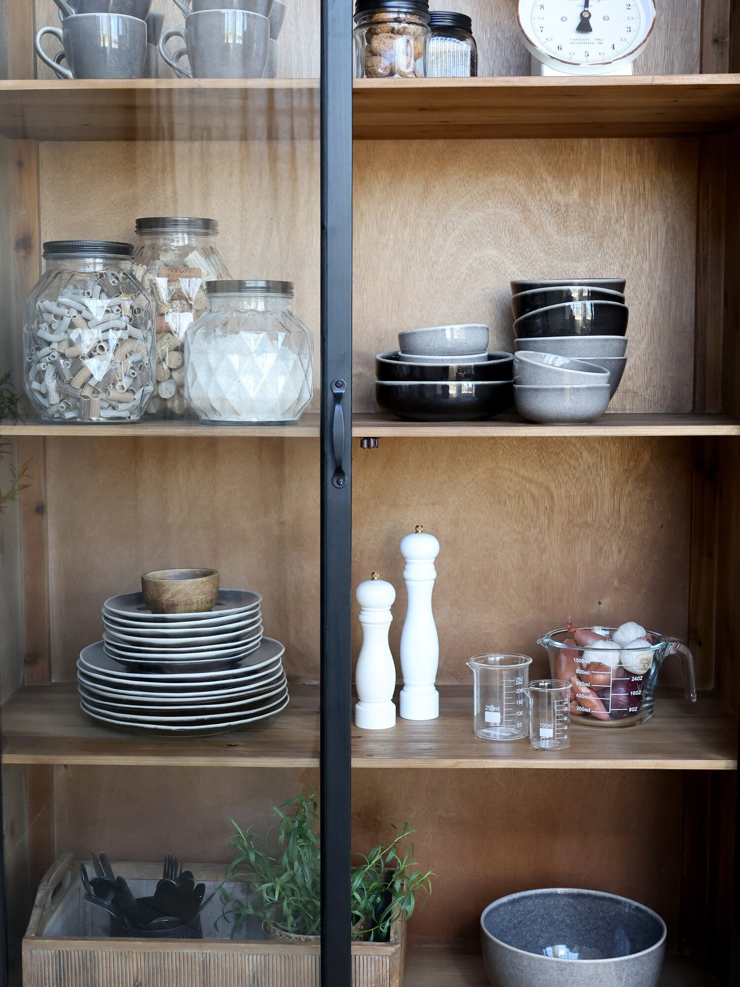 Vitrinenschrank mit Glastüren und Regalböden aus Holz, schwarz 