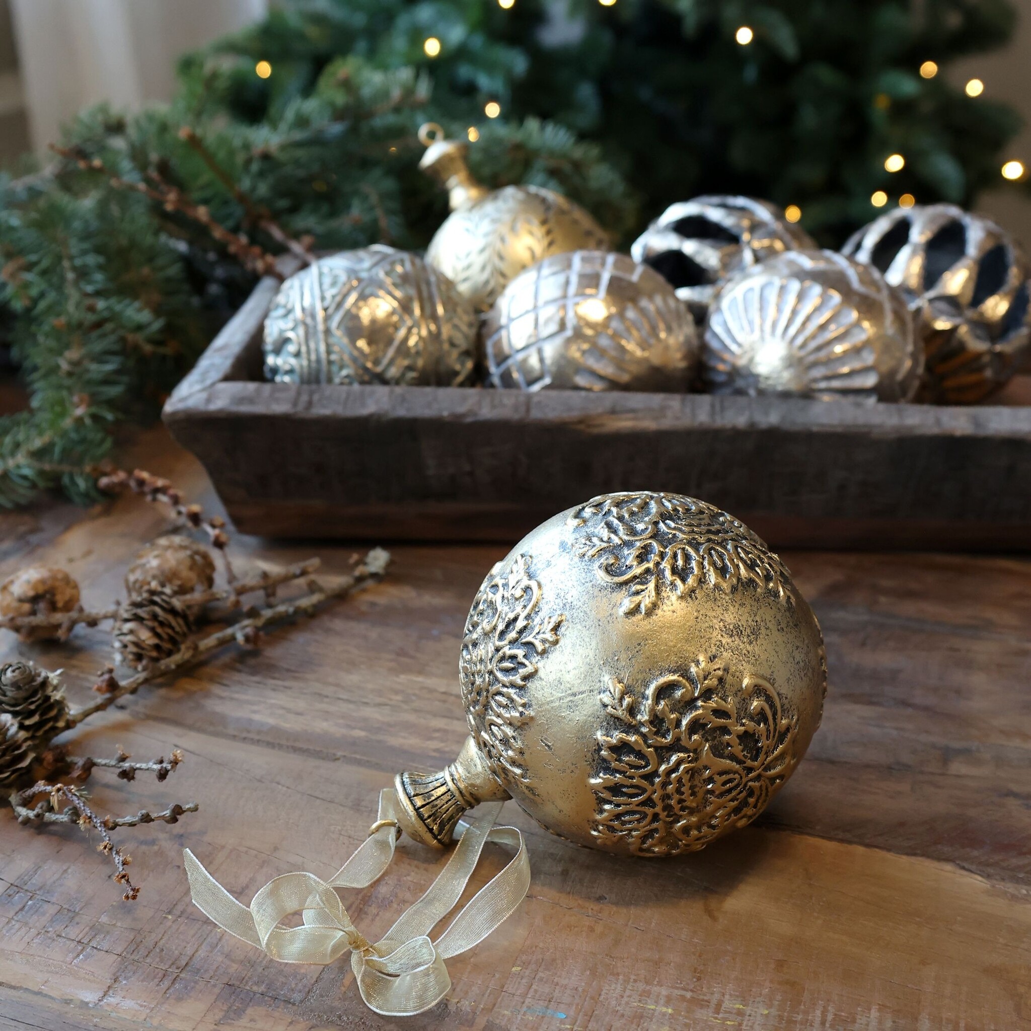 Weihnachtskugel zum Aufhängen, Messinglook, gold 