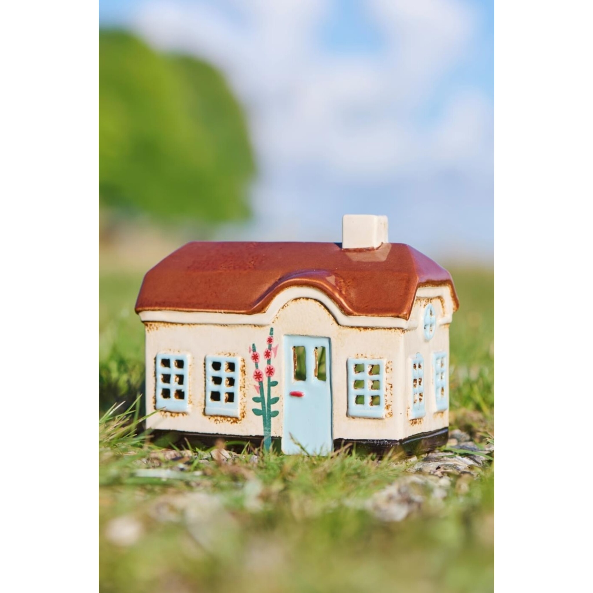 IB Laursen Lichthaus Ebeltoft – Keramikhaus mit hellblauer Tür und Stockrosen, hellblau 