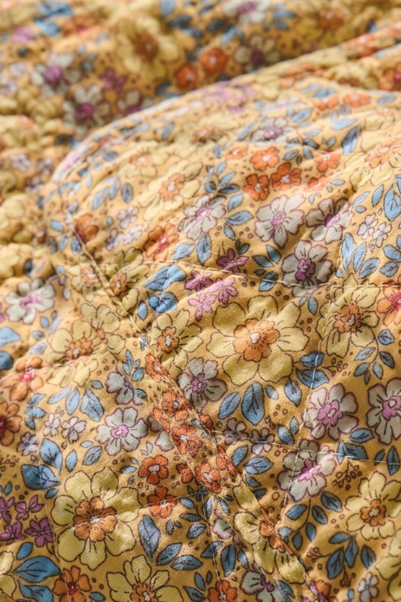 Quilt Blumenwiese Gelb – Skandinavische Baumwolldecke, gelb 