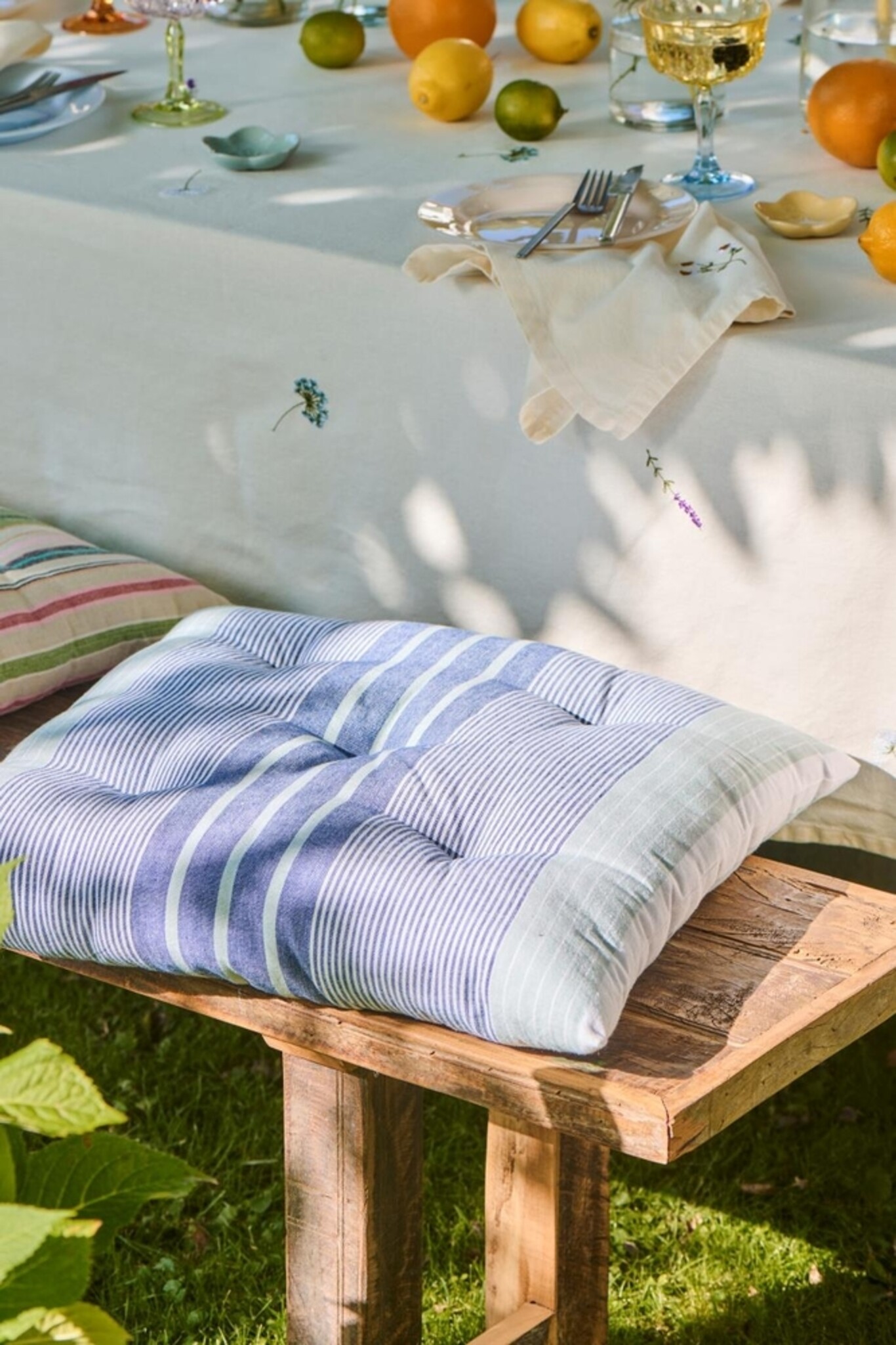 Sitzkissen mit blauen und weißen Streifen, blau 