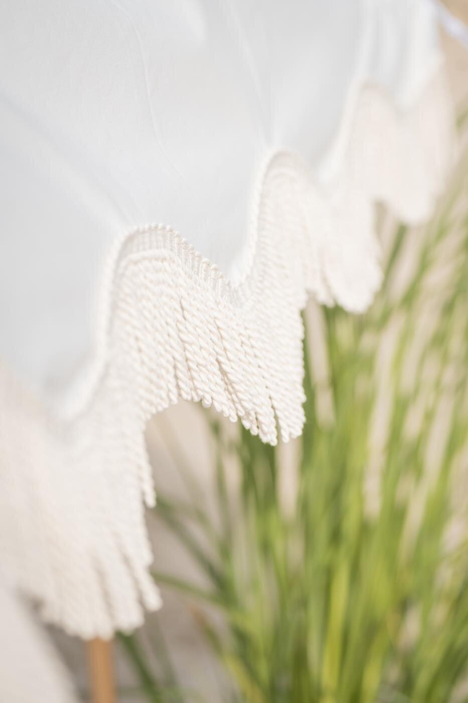 Sonnensegel mit Fransen und Holzstangen, weiss 