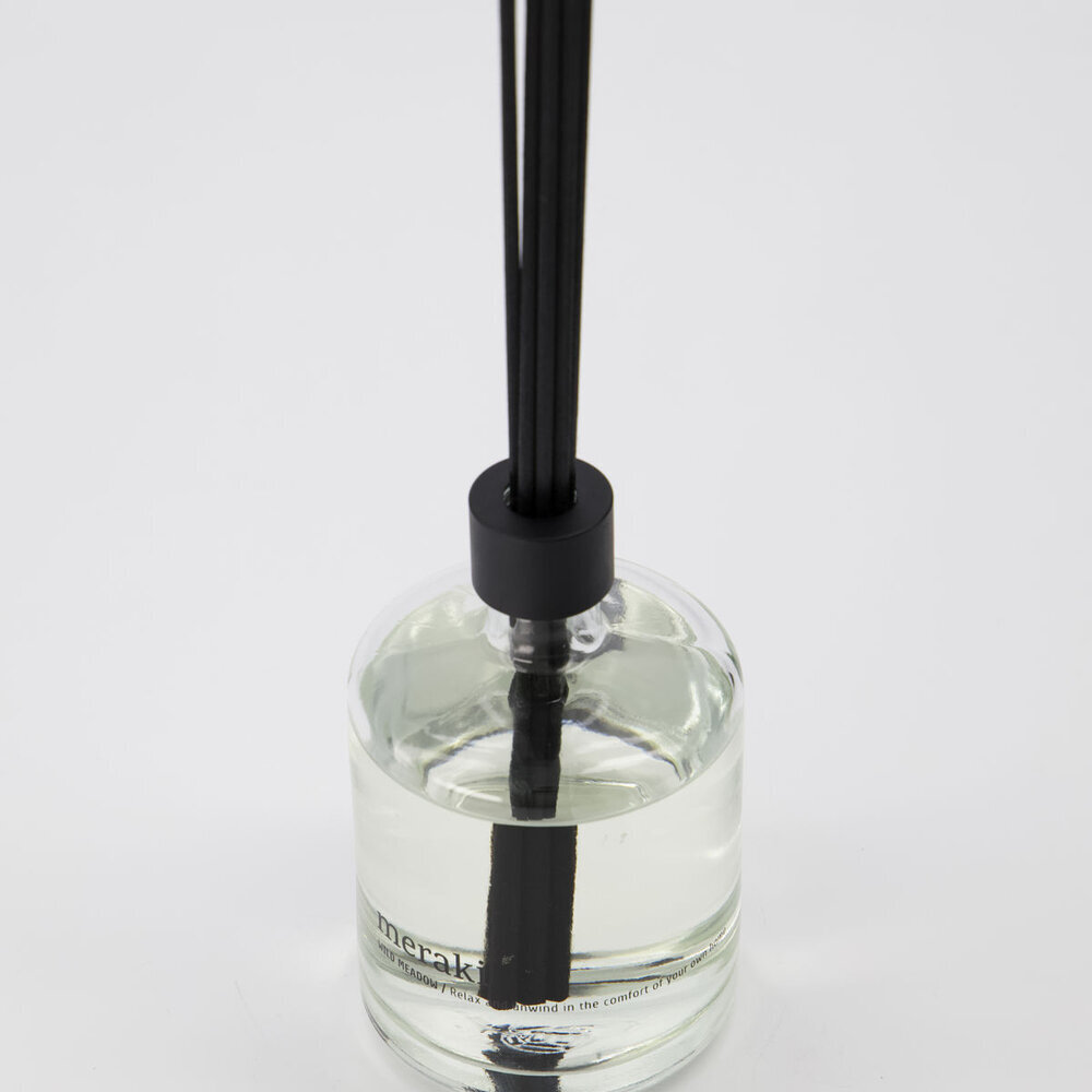 Raumduft mit schwarzen Duftstäbchen,  