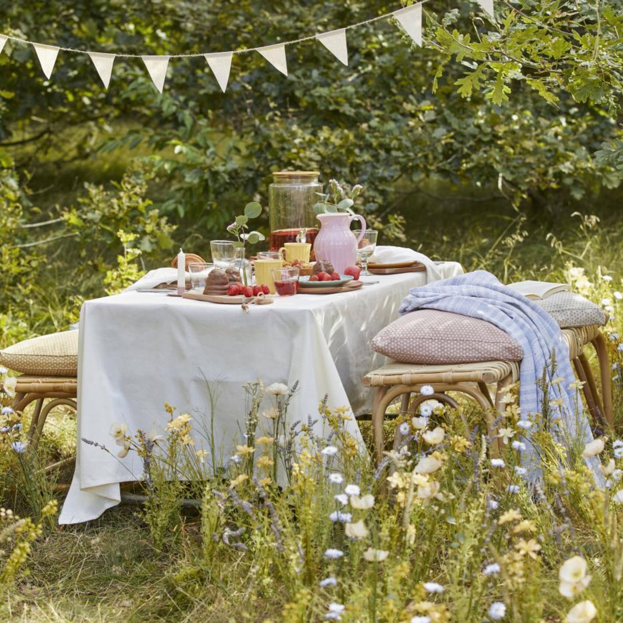 Wir essen im Freien mit Gartenmöbeln von IB Laursen Bild 1