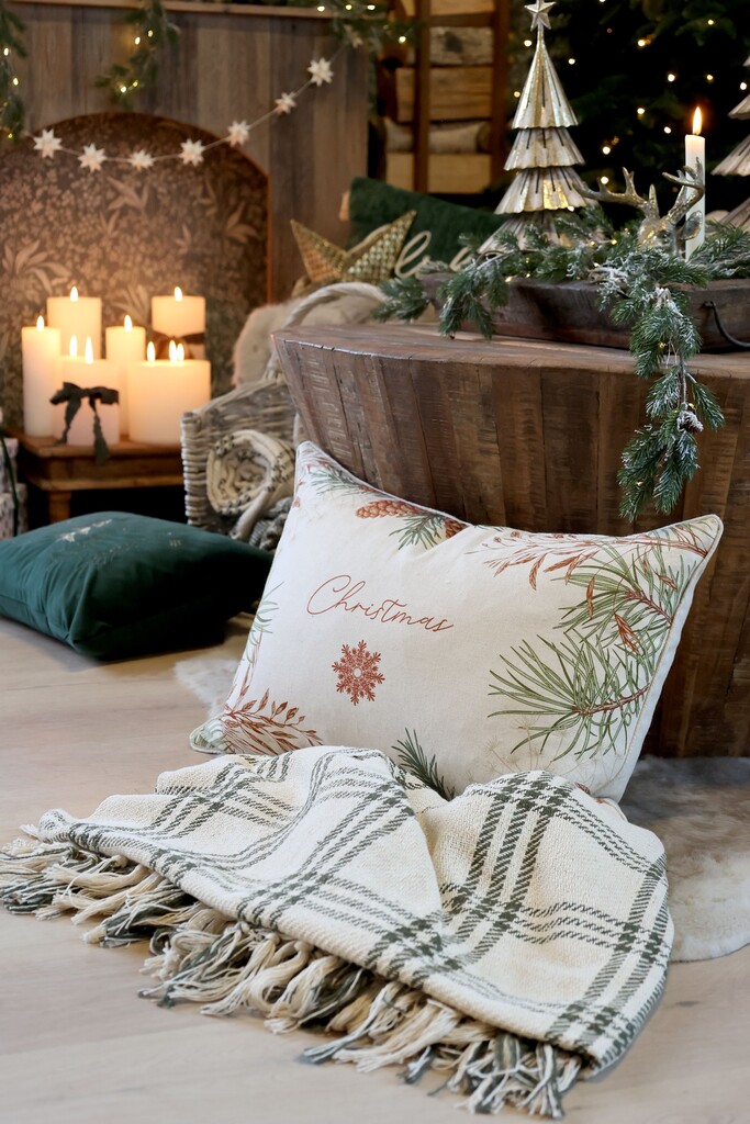 Chic Antique Aix Kissebezug mit Tanne Christmas Preview Image