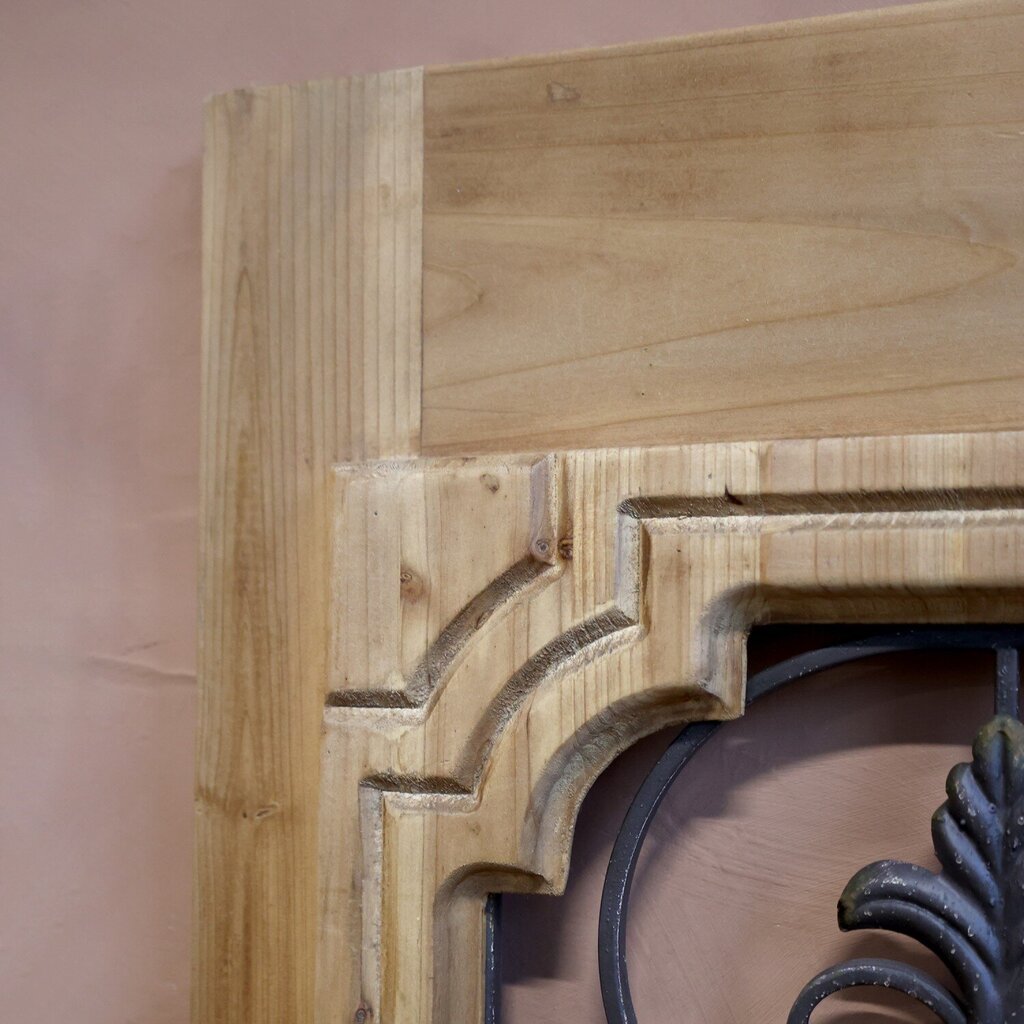 Fensterladen mit Schnitzerein