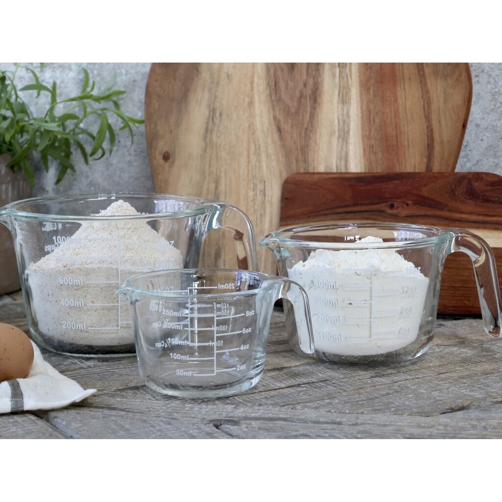 Kanne aus Glas mit Messeinheiten