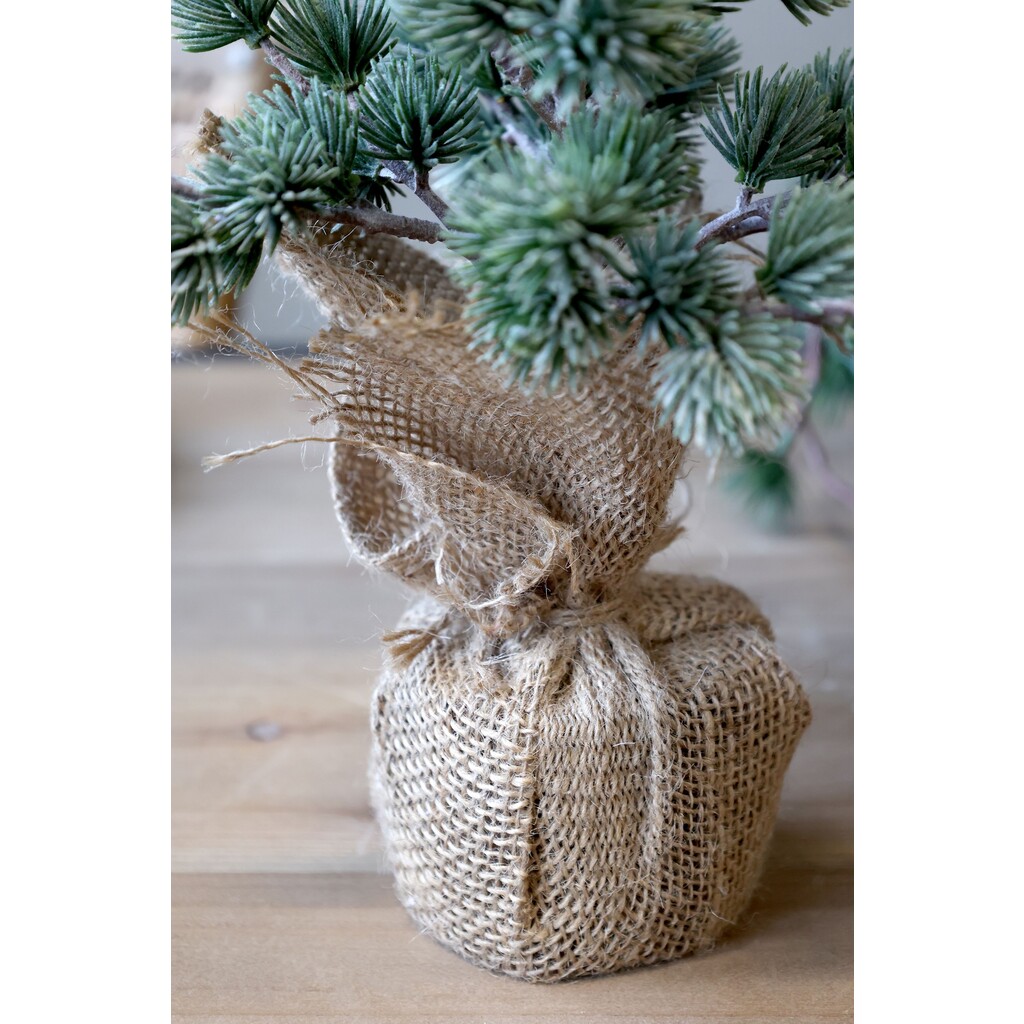 Künstllicher Zedernbaum mit Schnee