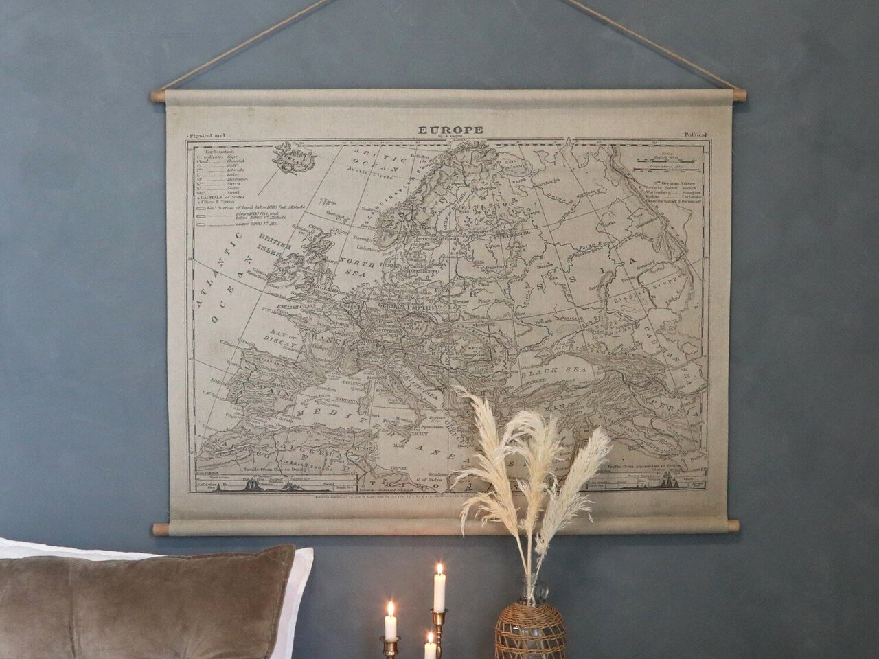 Chic Antique Leinwandbild mit Europakarte Preview Image