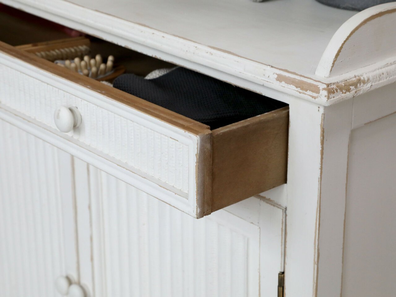 Chic Antique Schrank mit Rillen 2 Türen und 1 Schublade Preview Image