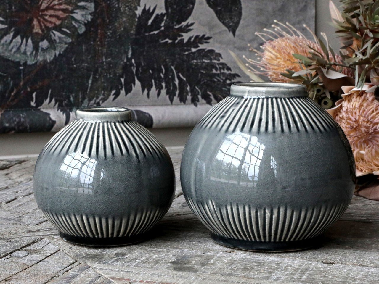 Chic Antique Vase mit gestreiftem Muster Preview Image