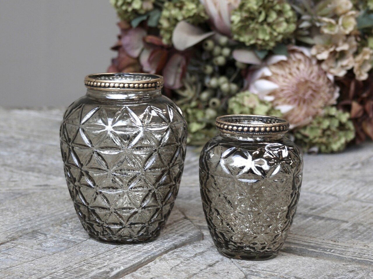 Chic Antique Vase mit Perlenkante und Schliff Preview Image