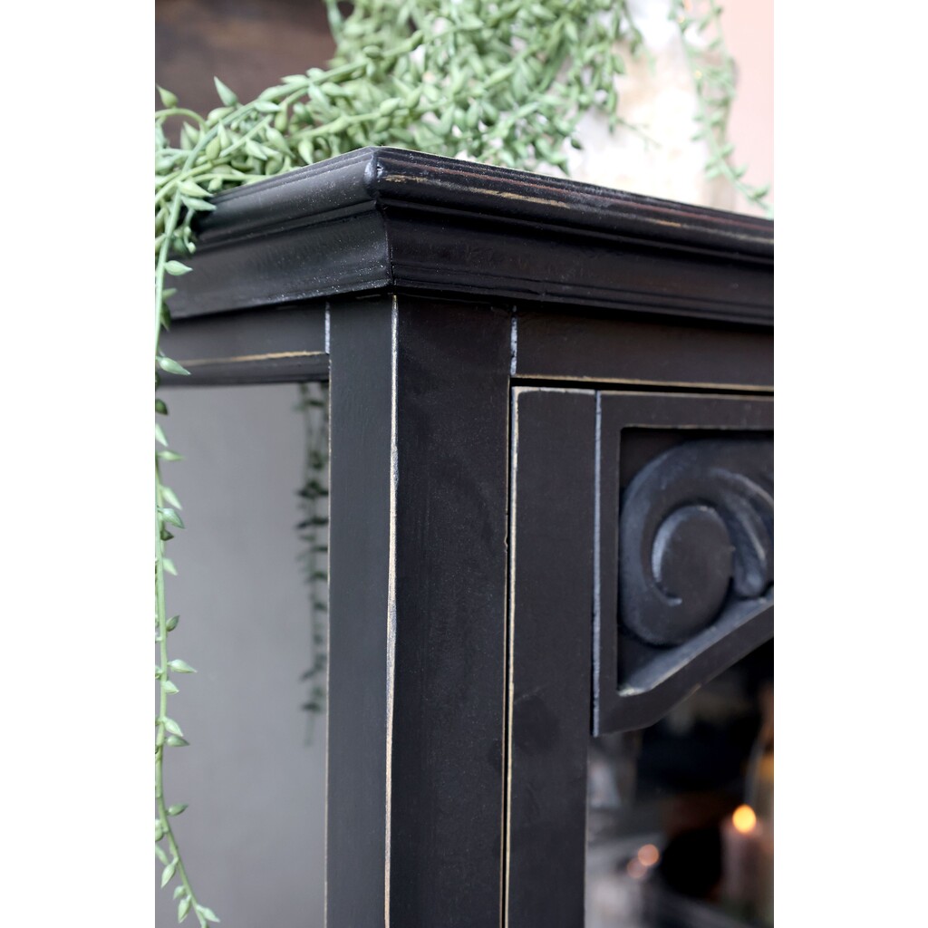 Vitrinenschrank mit Glastüren und Regalböden