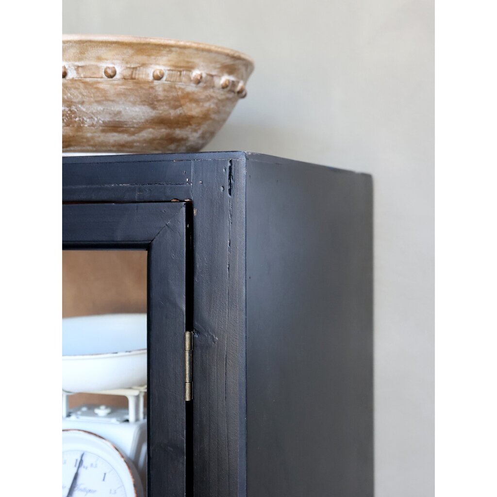 Vitrinenschrank mit Glastüren und Regalböden aus Holz