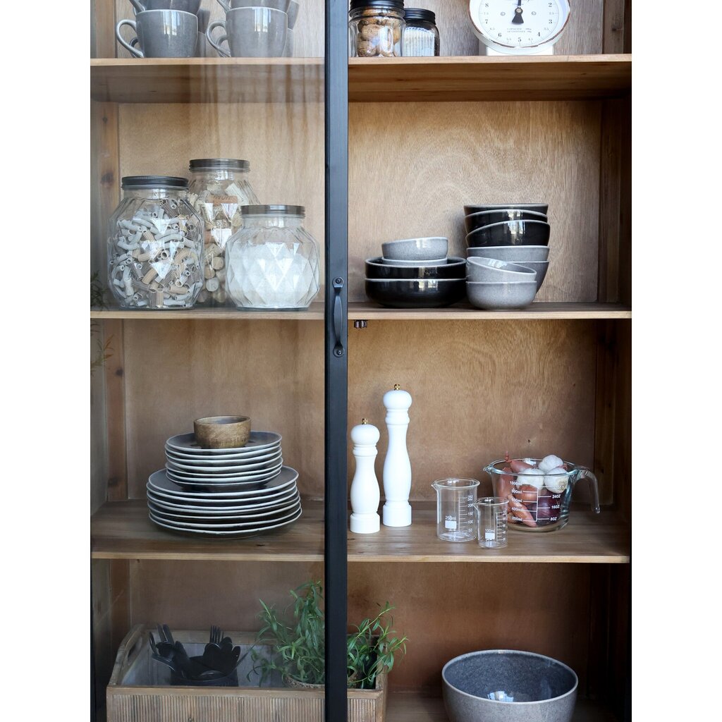 Vitrinenschrank mit Glastüren und Regalböden aus Holz