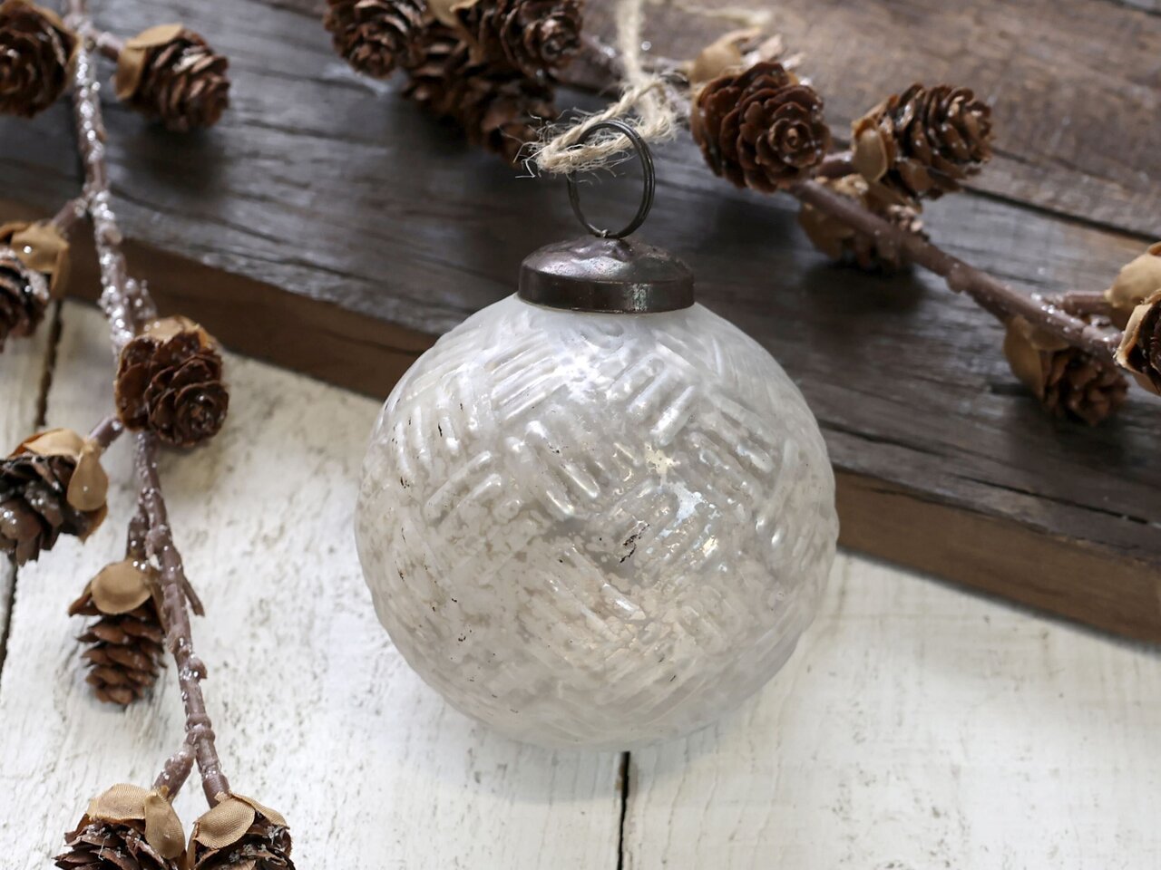 Chic Antique Weihnachtskugel Criss Cross Preview Image